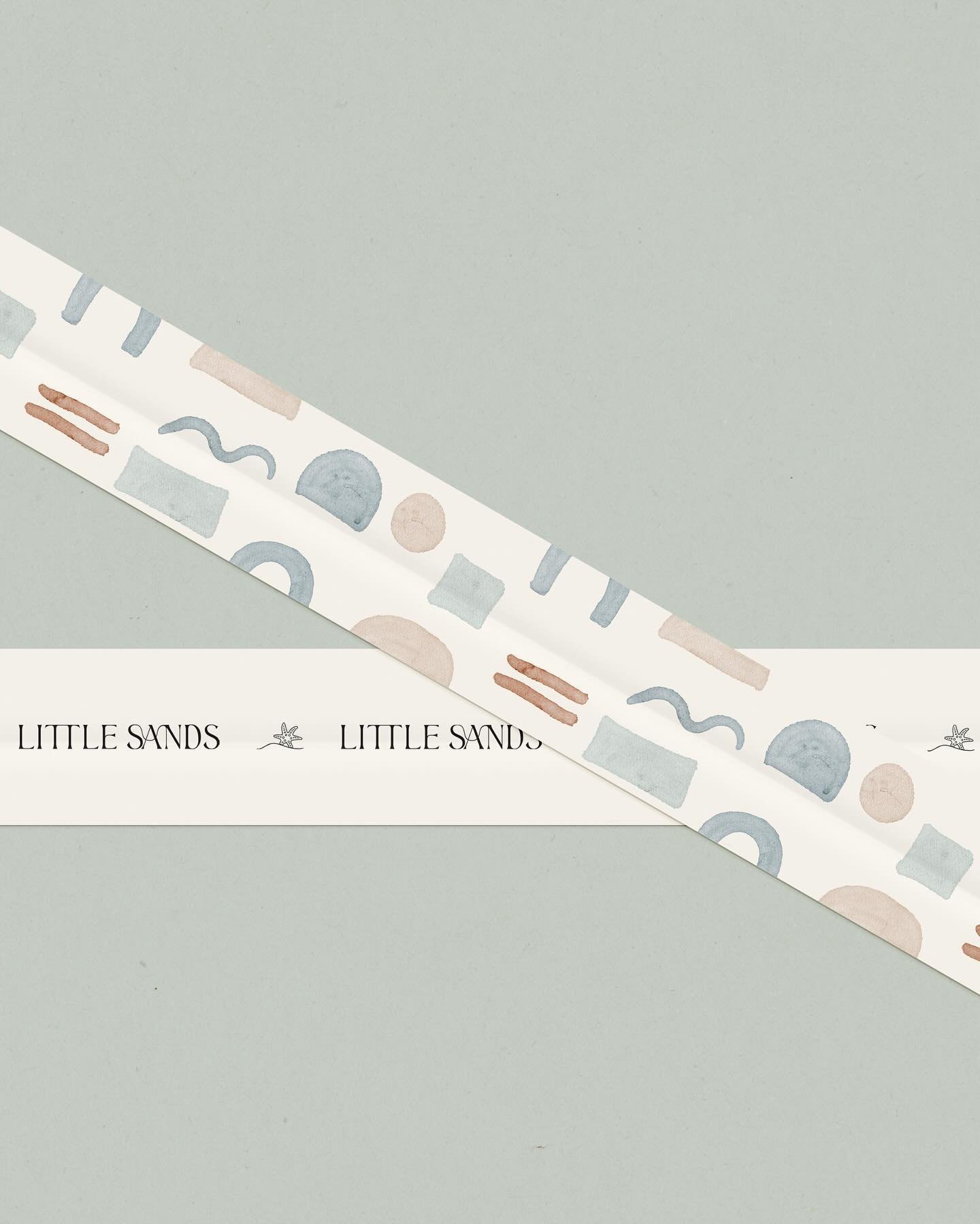 Another look at the stunning details of this coastal-inspired brand for Little Sands! ✨ 

Every hand-drawn element, from the starfish to the textured waves, is crafted to tell their story of creating beautiful, comfortable spaces for children.

But d