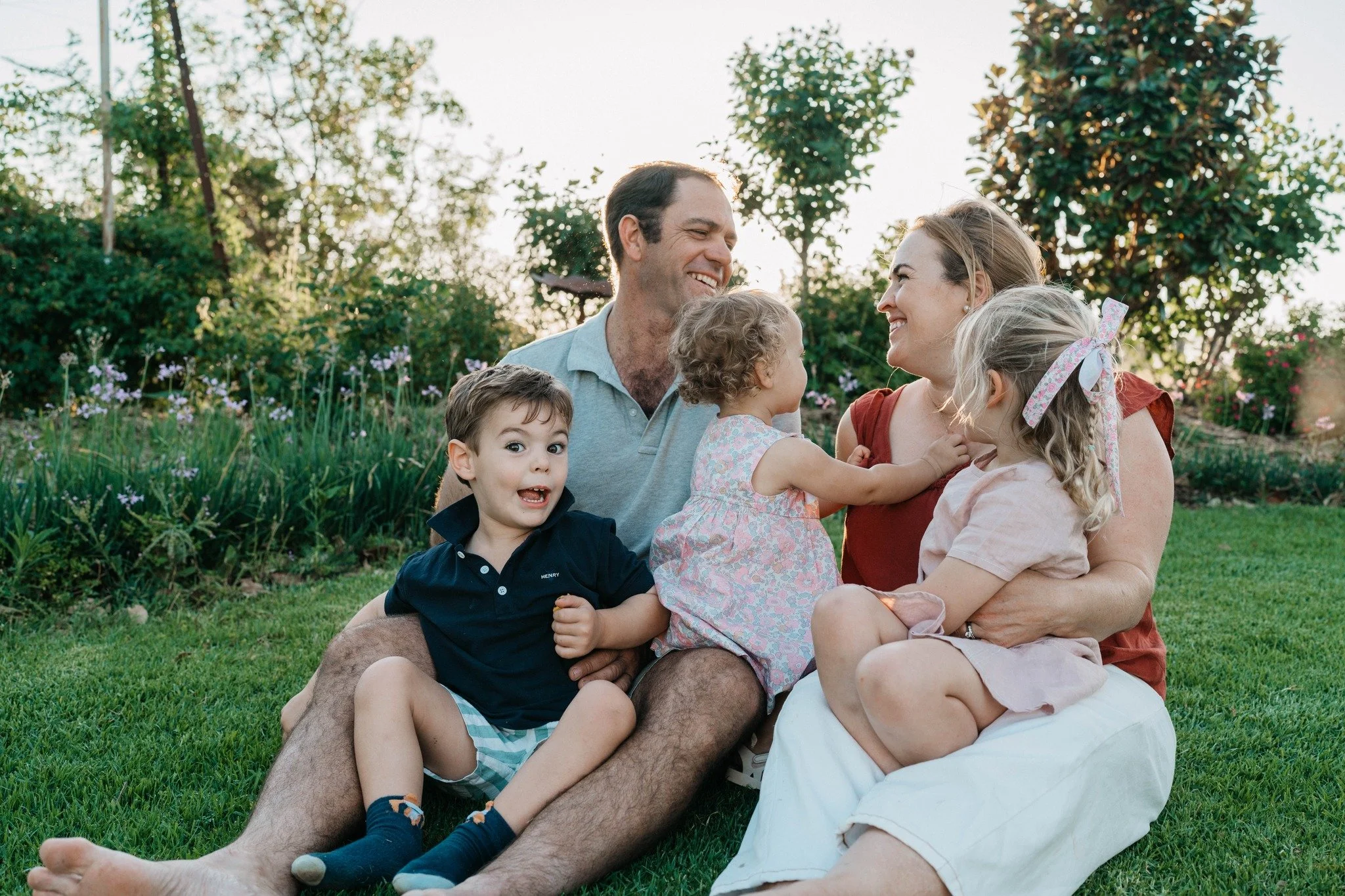 Another lovely family in front of my lens, relaxed and candid, enjoying the beautiful chaos that comes with three kids.

#familyphotoshoot #familyphotographer #candidmoments