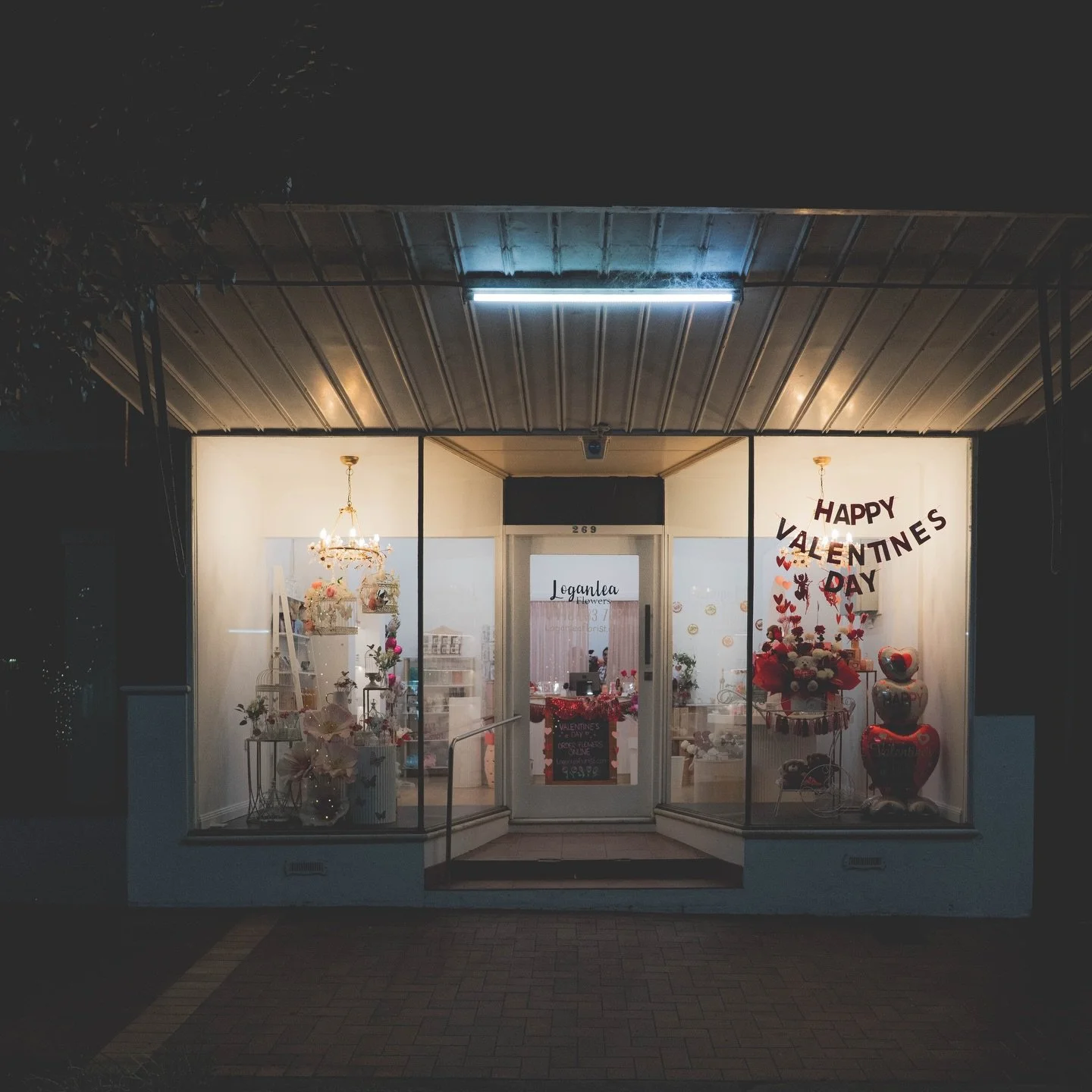 As I drove through Tenterfield last night the streets were rainy and dark but @loganleaflorist was preparing for a whole lotta love.