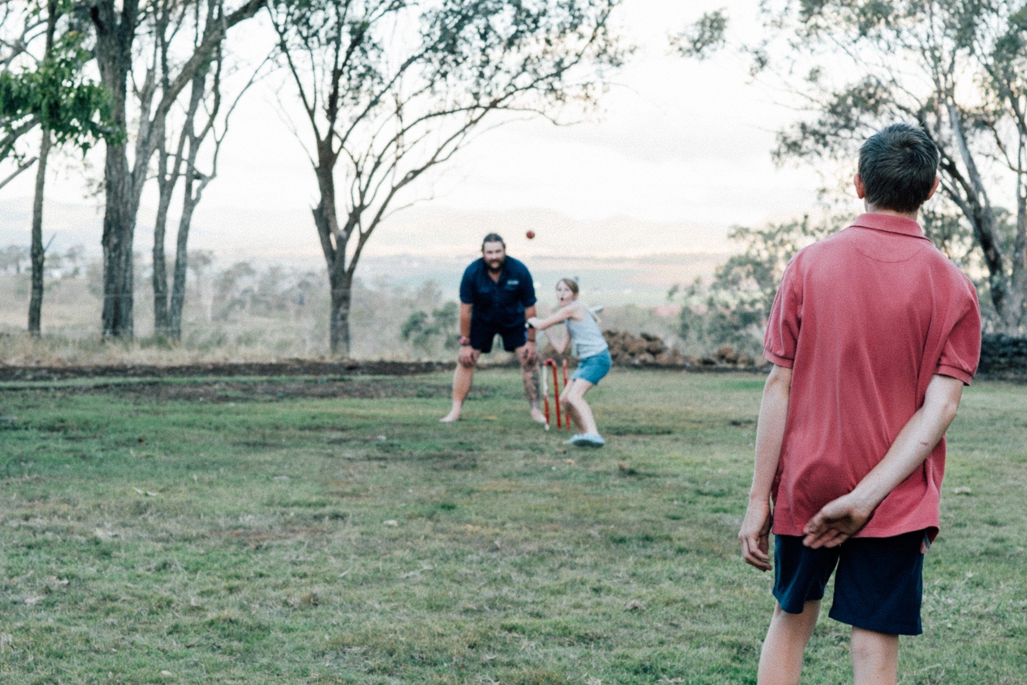 This is what we&rsquo;ll miss when the days get even shorter... and the light never quite stays long enough.

#autumn #backyard #aussiefamilies #regionalphotographer #studioruralphotgraphy
