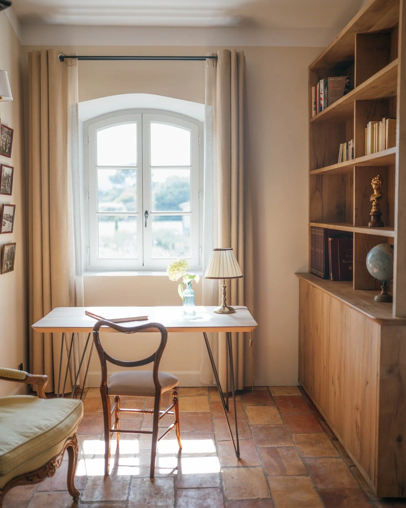 The difference between story-led imagery and random shots isn&rsquo;t technical, it&rsquo;s emotional.

One just shows you something.
The other pulls you in, with mood-evoking details, 
makes you feel like you were there,
or at least close enough to 