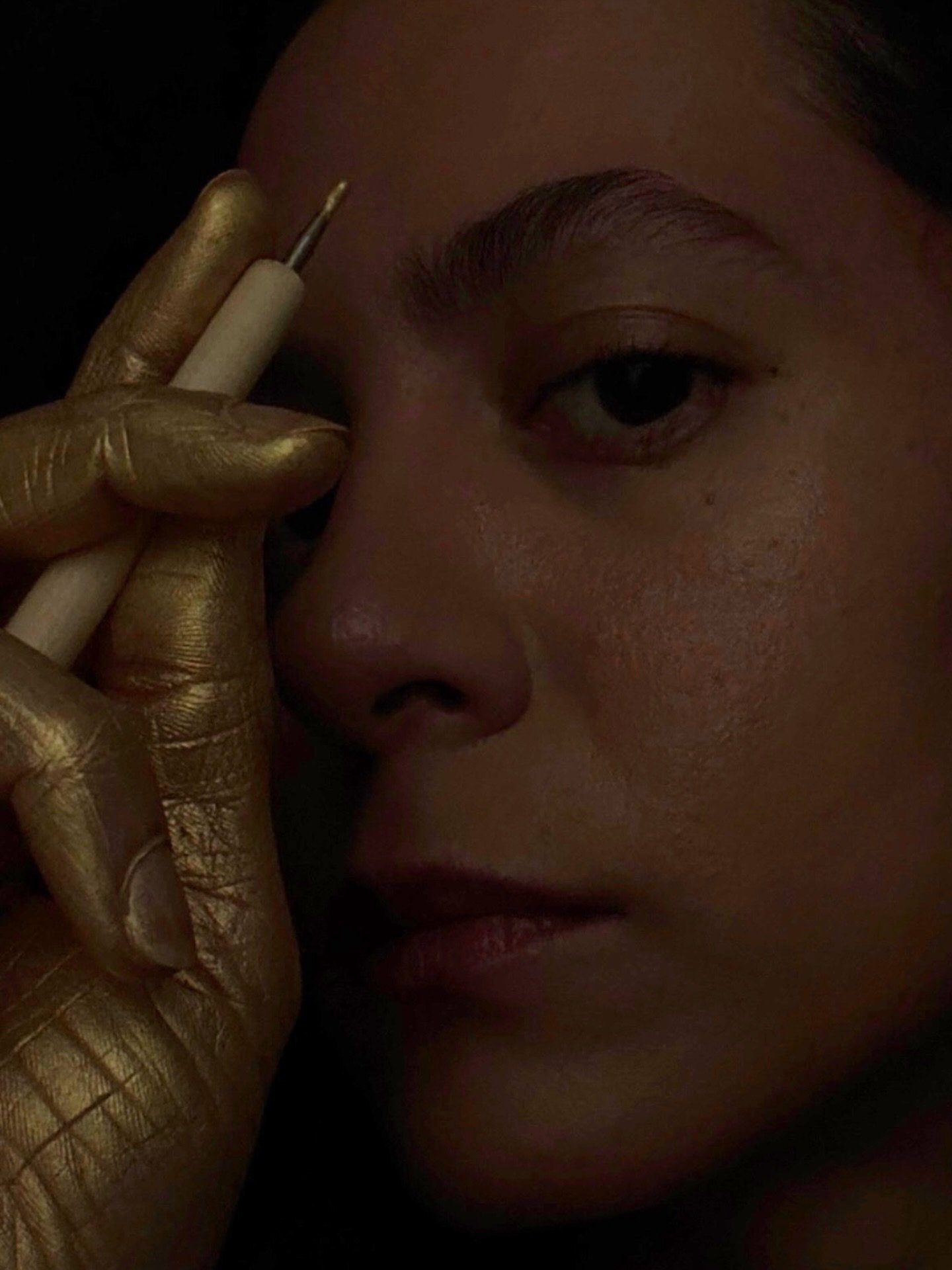 L&rsquo;or me rappelle ce que j&rsquo;ai toujours su.
Je reviens &agrave; moi, un point &agrave; la fois.
Mes mains se souviennent avant m&ecirc;me que je comprenne.
Quelque chose en moi se reconna&icirc;t dans cet or.
Je pose l&rsquo;or comme une of