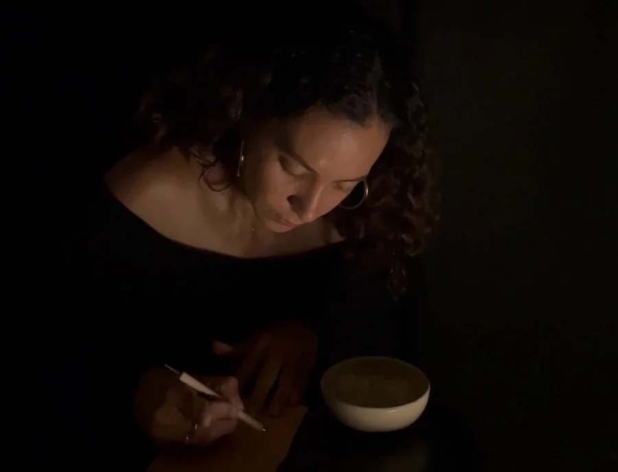 Une vingtaine de minutes&hellip; de silence.

#goldart #caribbeanartist #pointillismart #womenartist #processart