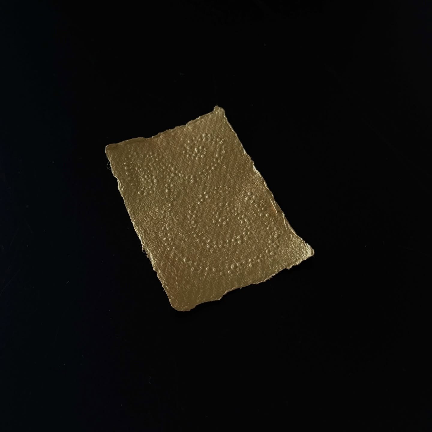 Par la transformation des formes, le relief donne acc&egrave;s &agrave; une profondeur latente.

#pointillismart #symbolismart #texturedpainting #caribbeanartist