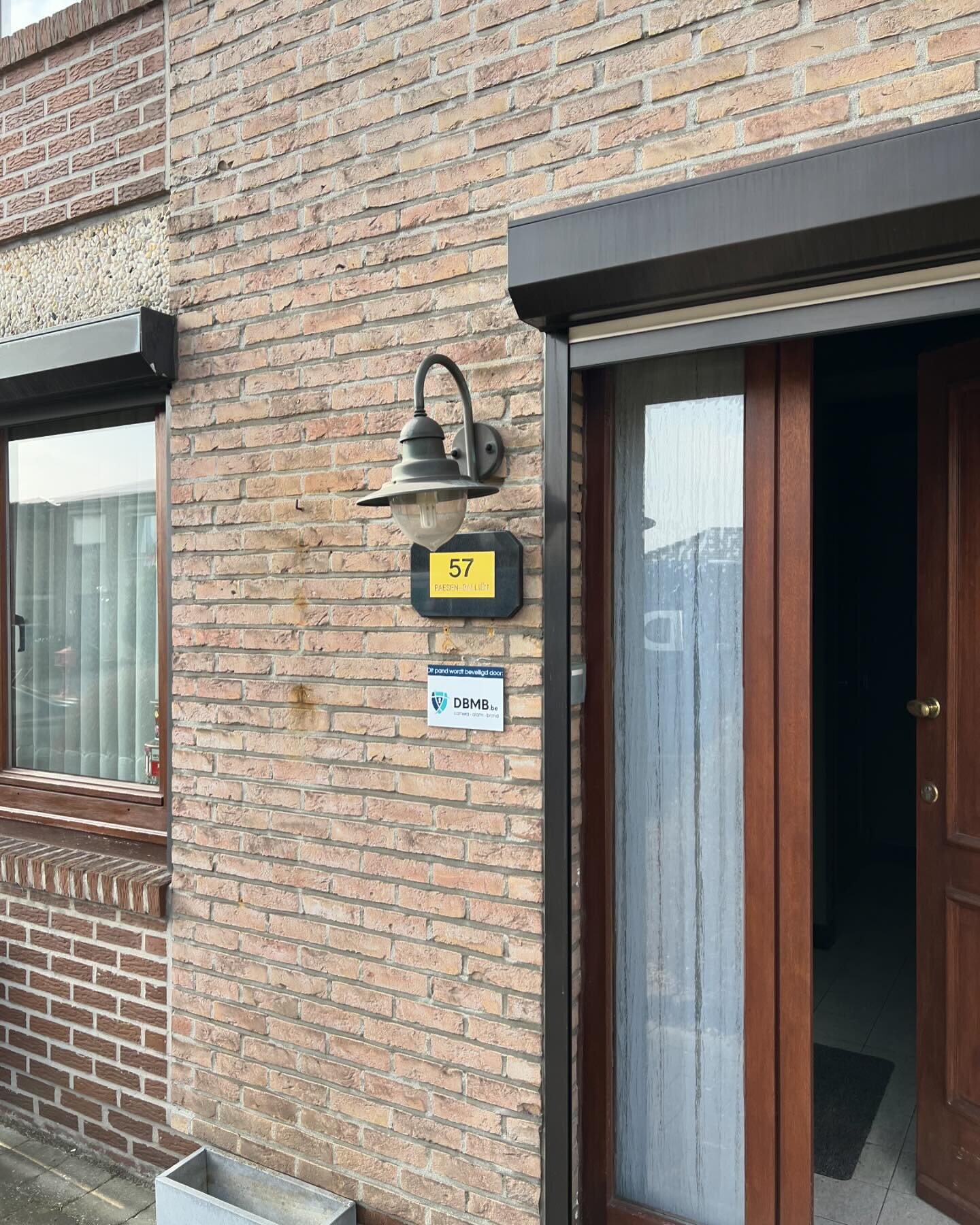 Gisteren mochten we bij deze woning het alarmsysteem voorzien! Dit systeem heeft ook fotodetectie, wanneer het alarm afgaat worden er 4 beelden genomen zodat er meteen verificatie is van wie er ongewenst binnentreed. 

Systeem kan met of zonder meldk