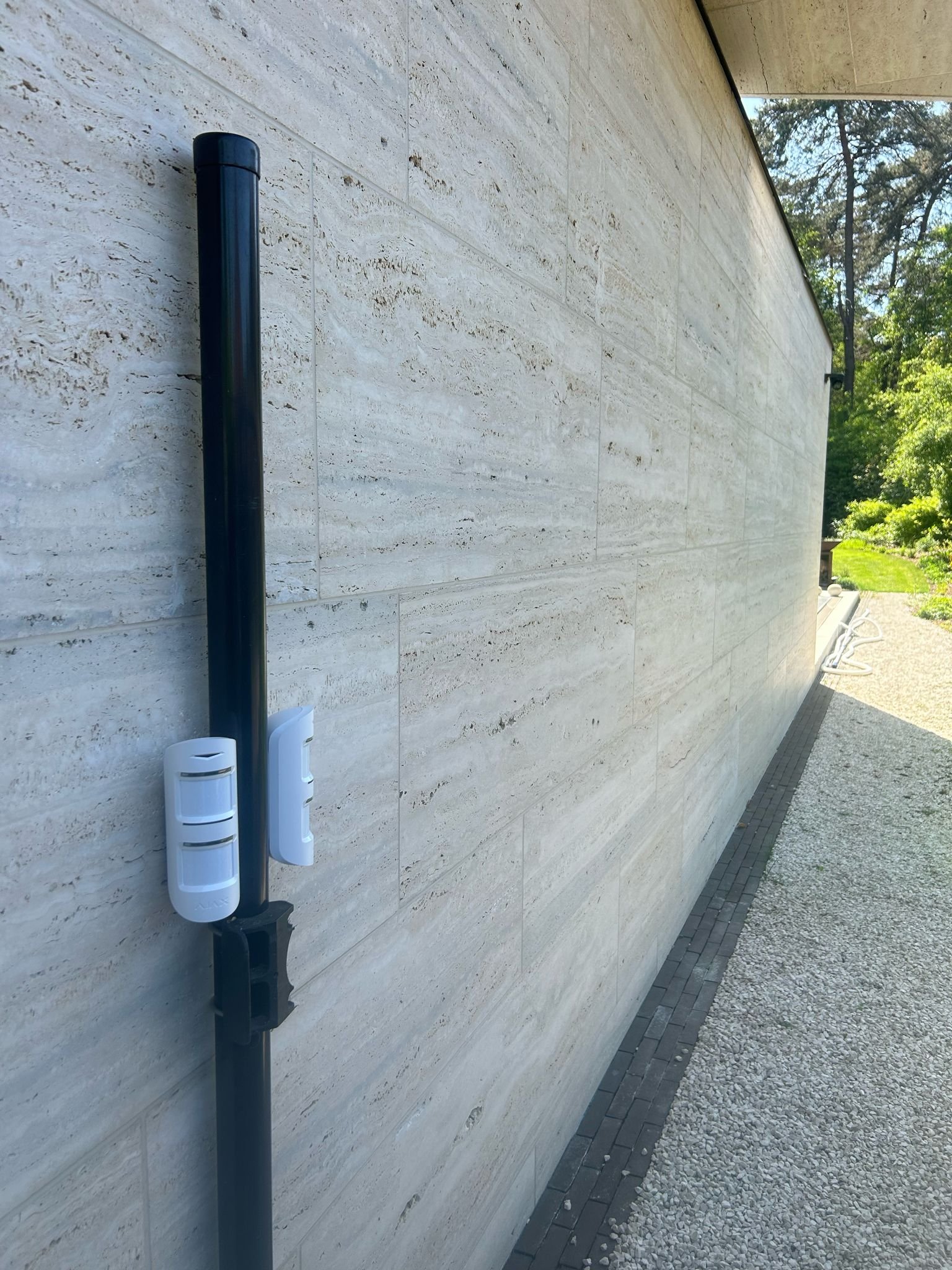 Voor deze exclusieve villa in Schilde installeerden we een volledige omtrekbewaking met Ajax Systems.
Van slimme bewegingsdetectoren tot geavanceerde buitensensoren. Alles perfect ge&iuml;ntegreerd voor maximale veiligheid &eacute;n gebruiksgemak. 🔐