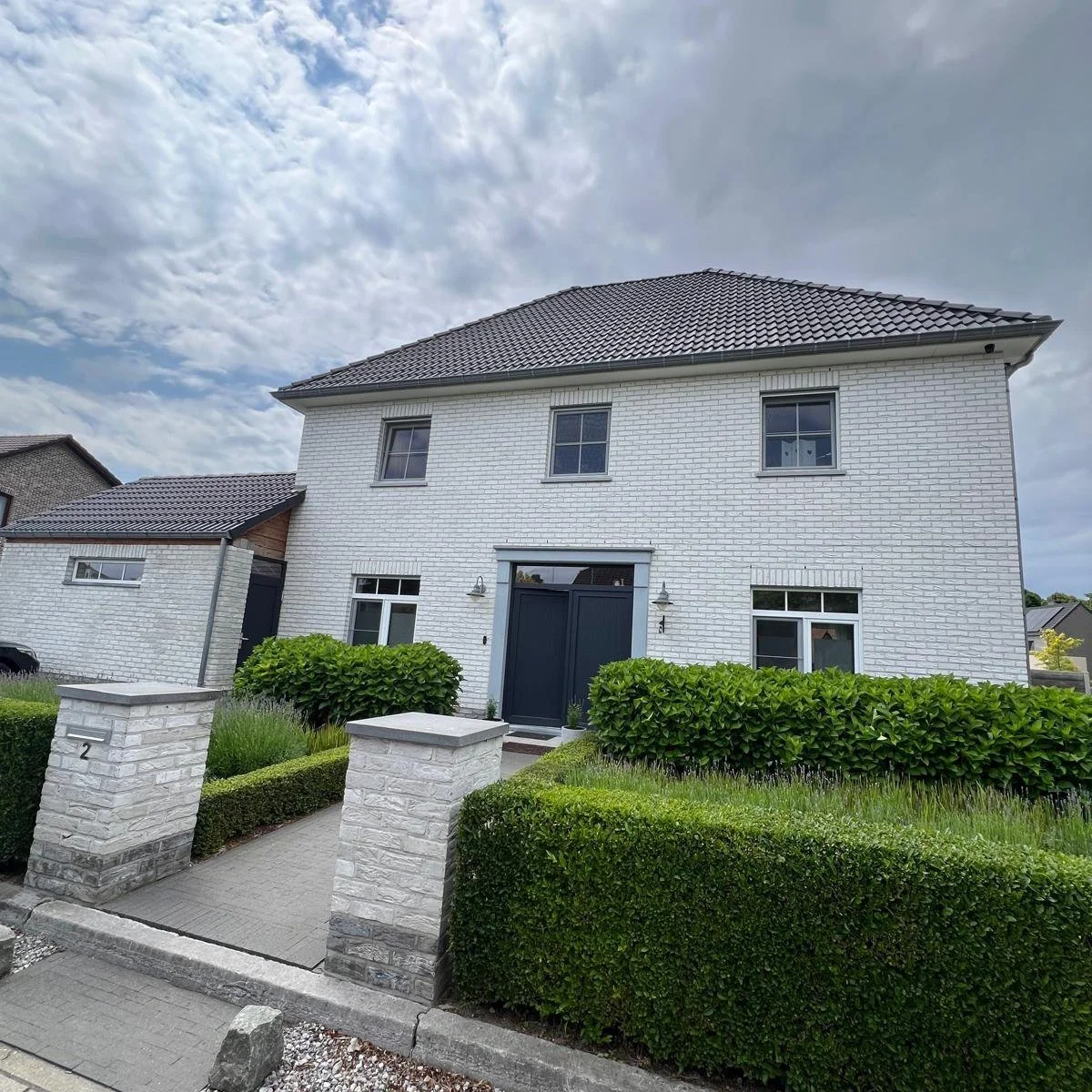 Voor deze mooie woning in Pelt hebben we een krachtig camerasysteem ge&iuml;nstalleerd. Duidelijk zichtbaar, strategisch geplaatst en klaar om alles te registreren.

✅ Optimale dekking rond het gebouw
✅ Haarscherp beeld, dag en nacht
✅ Live meevolgen