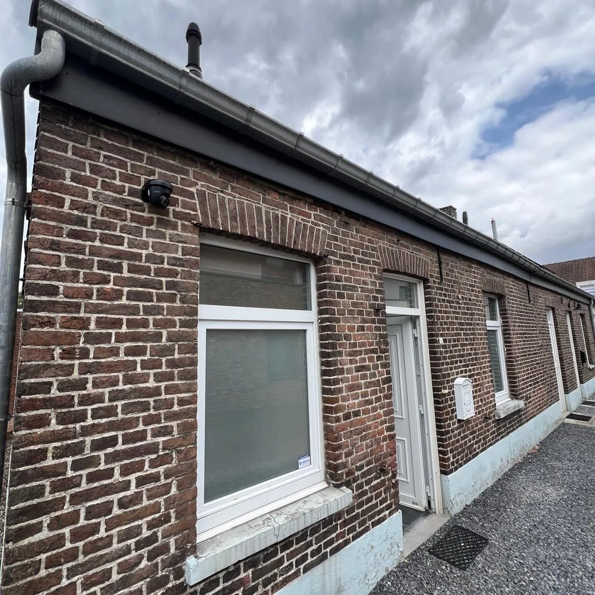 Woning in Kaulille voorzien van zwarte camera&rsquo;s!
We hebben deze woning uitgerust met 2 zwarte buitencamera&rsquo;s. Stijlvol &eacute;n functioneel.
Strakke plaatsing en optimale dekking voor extra veiligheid rondom het huis.

✅ Stevig en weerbe