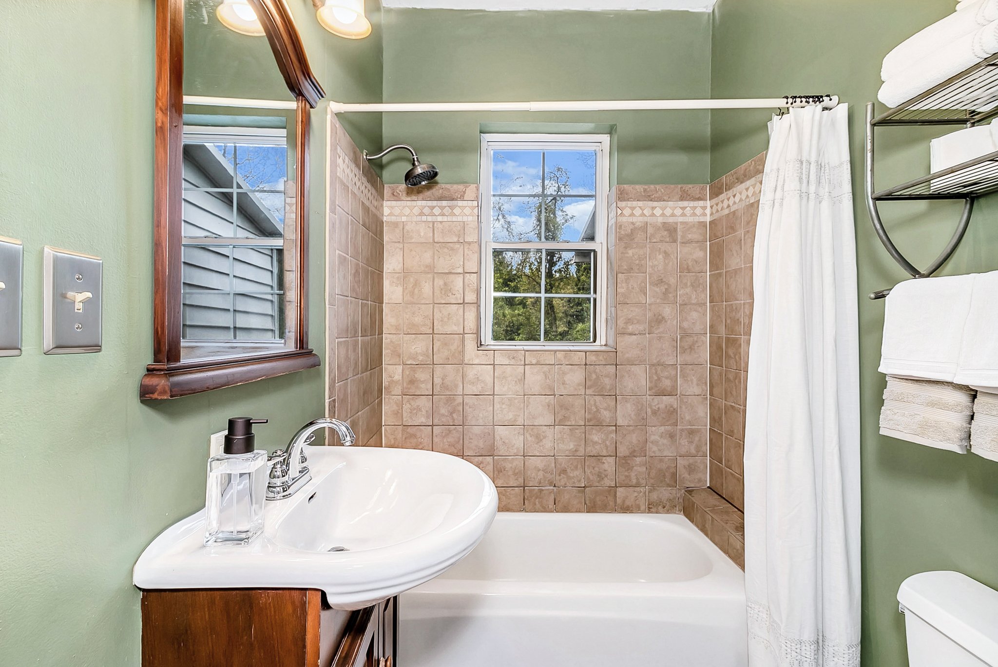 T - Bathroom (1).JPG