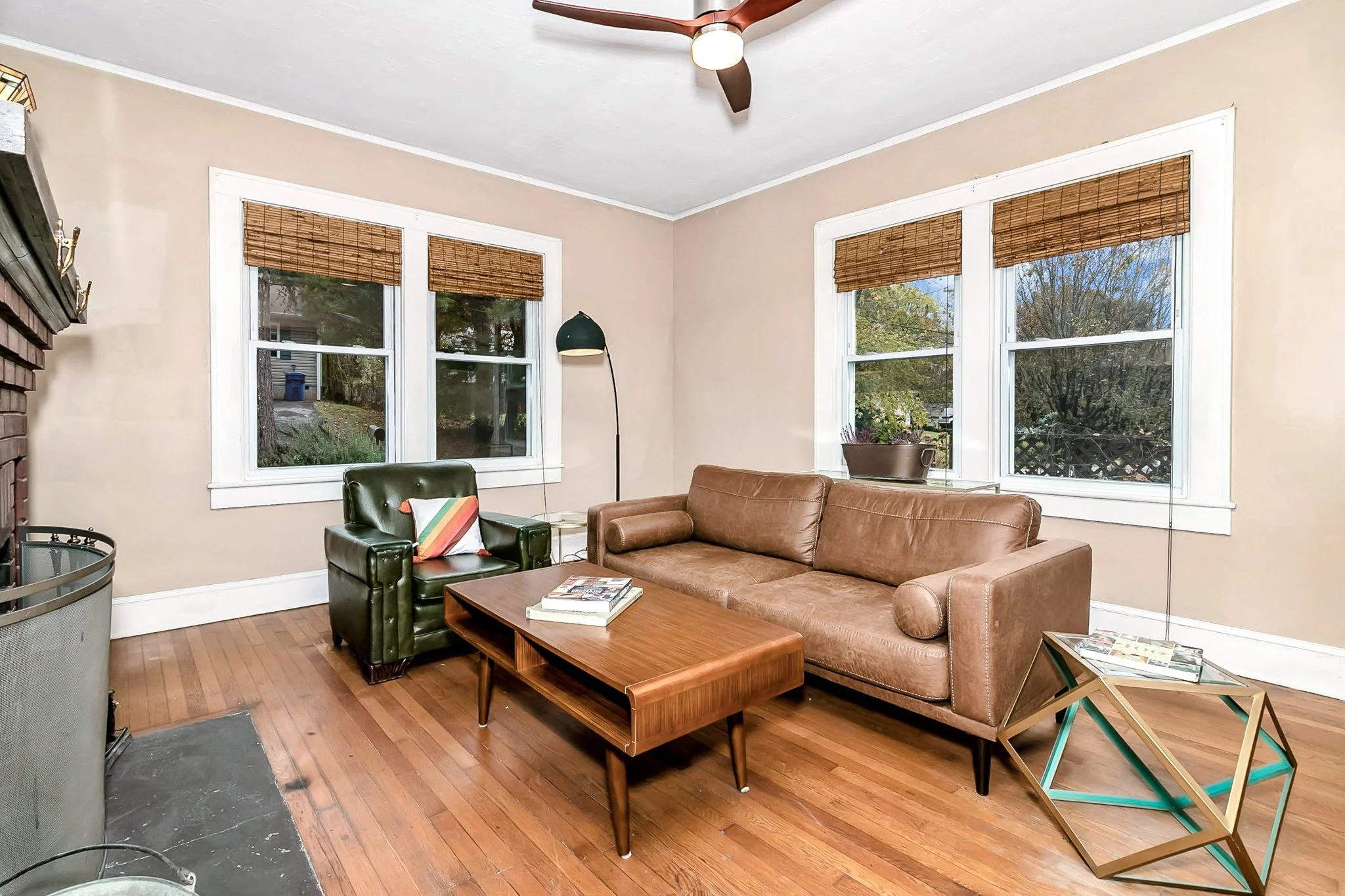 C - Living Room (1).JPG