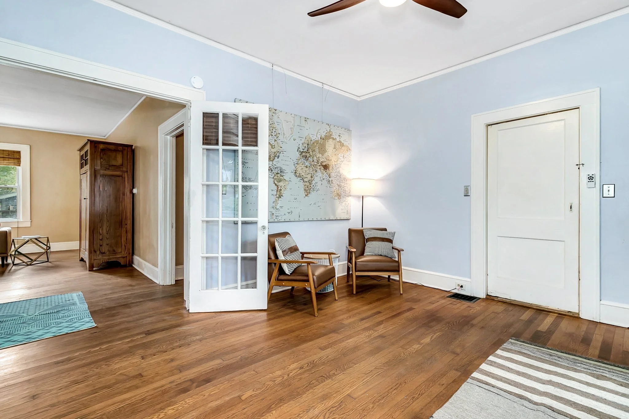 L - Family Room (2).JPG