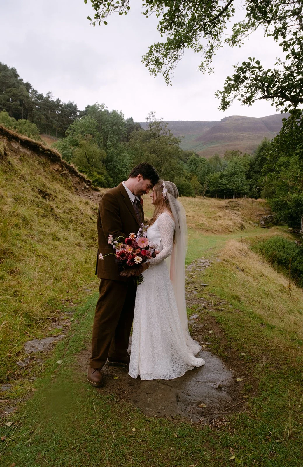 A Moody Rainy Wedding with Local Florist Moorland Blooms, at The Gathering, Grindslow House, Edale