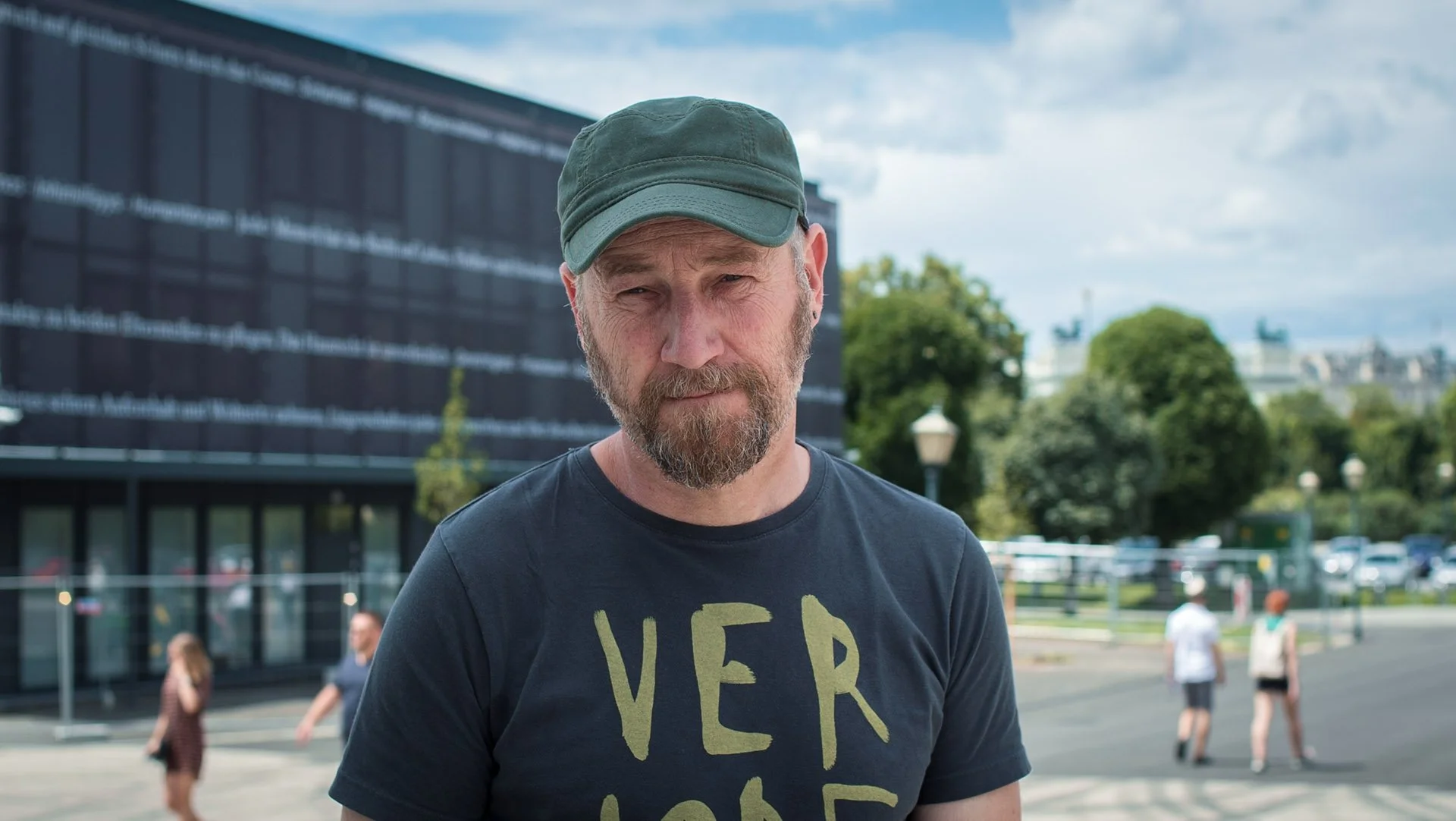 170913-Roland vorm Parlament.jpg