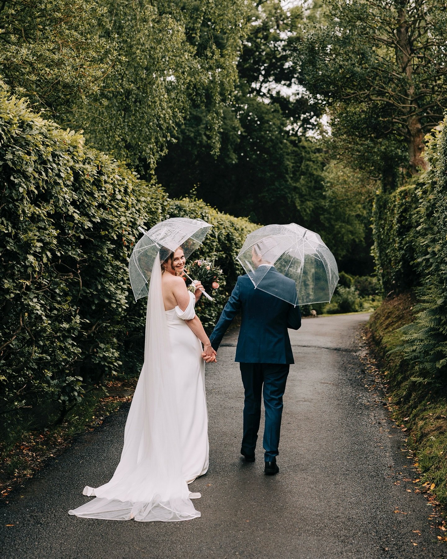 ✨A&amp;J✨

Sunday I got to spend the day with this incredible pair at the awesome @hilltopcountryhouse. 

Even though it was a day of dodging the rain, we were smiling all day long, and our evening portraits were full of hysterical laughing from us a