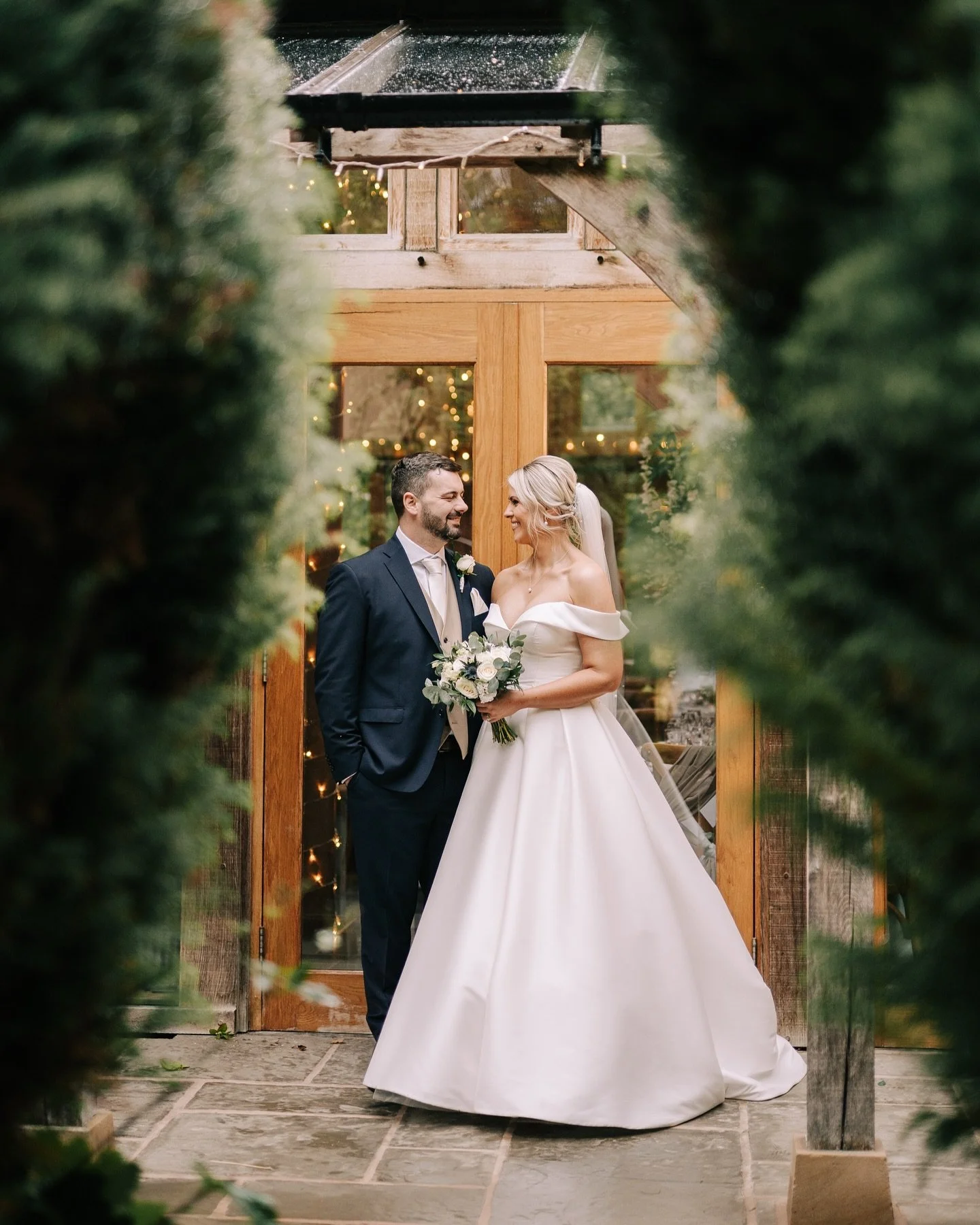 ✨EMMA &amp; JOHN✨

What a day we had on Friday! All the rain, all the vibes all the ties round the guys heads! What a blast! 

Thanks for having me @emmaportsmouth56 @portsmouth3 

Venue @theoaktreeofpeover 
Photos @clarerobinsonphotography 
Dress @c
