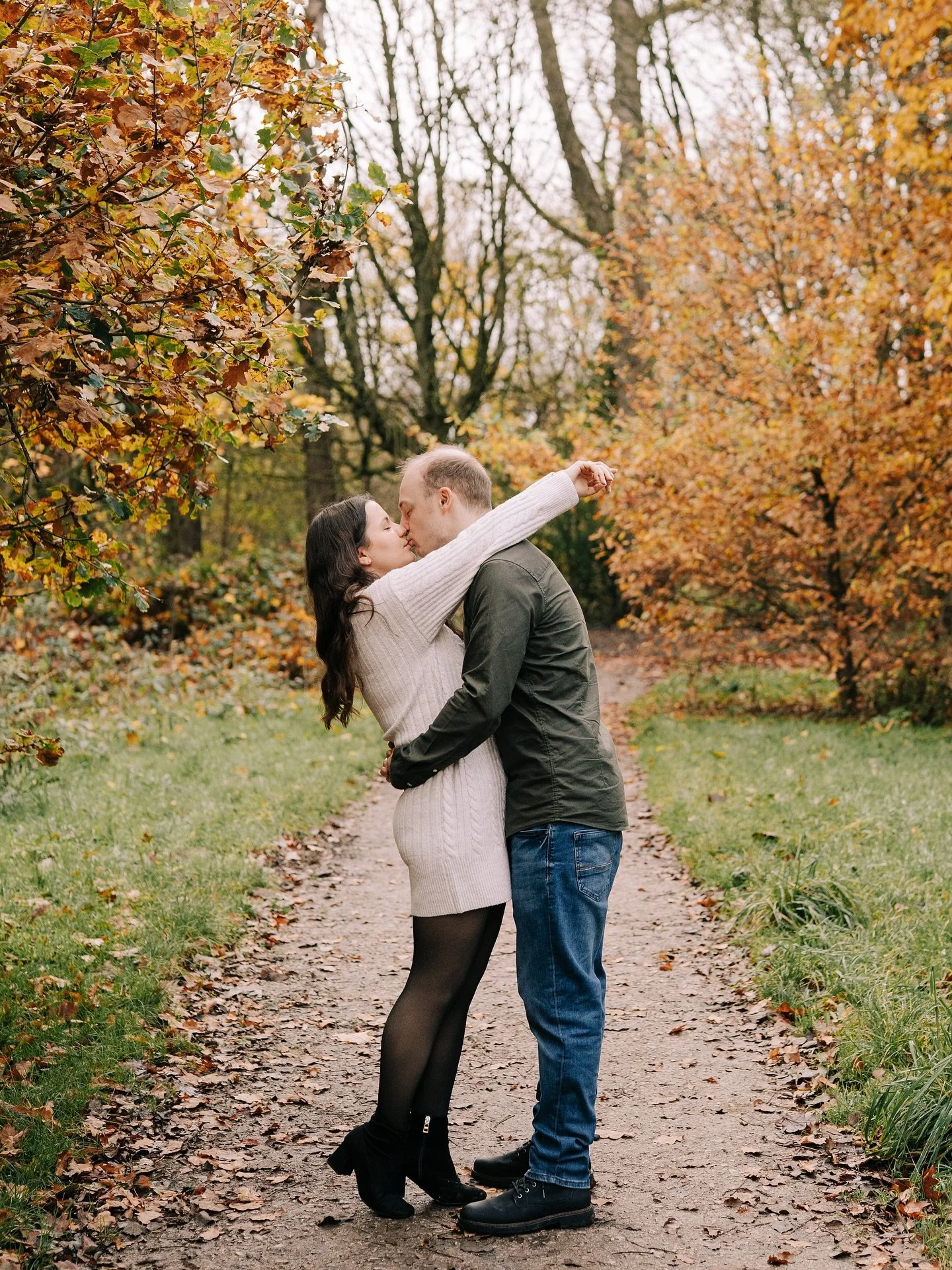 ✨SUSIE &amp; JOSH✨

Last Saturday I took a little stroll around Didsbury&rsquo;s Fletcher Moss park with Susie &amp; Josh for their pre wedding shoot. It was one of those perfect crisp, sunny autumnal mornings&hellip;bliss!