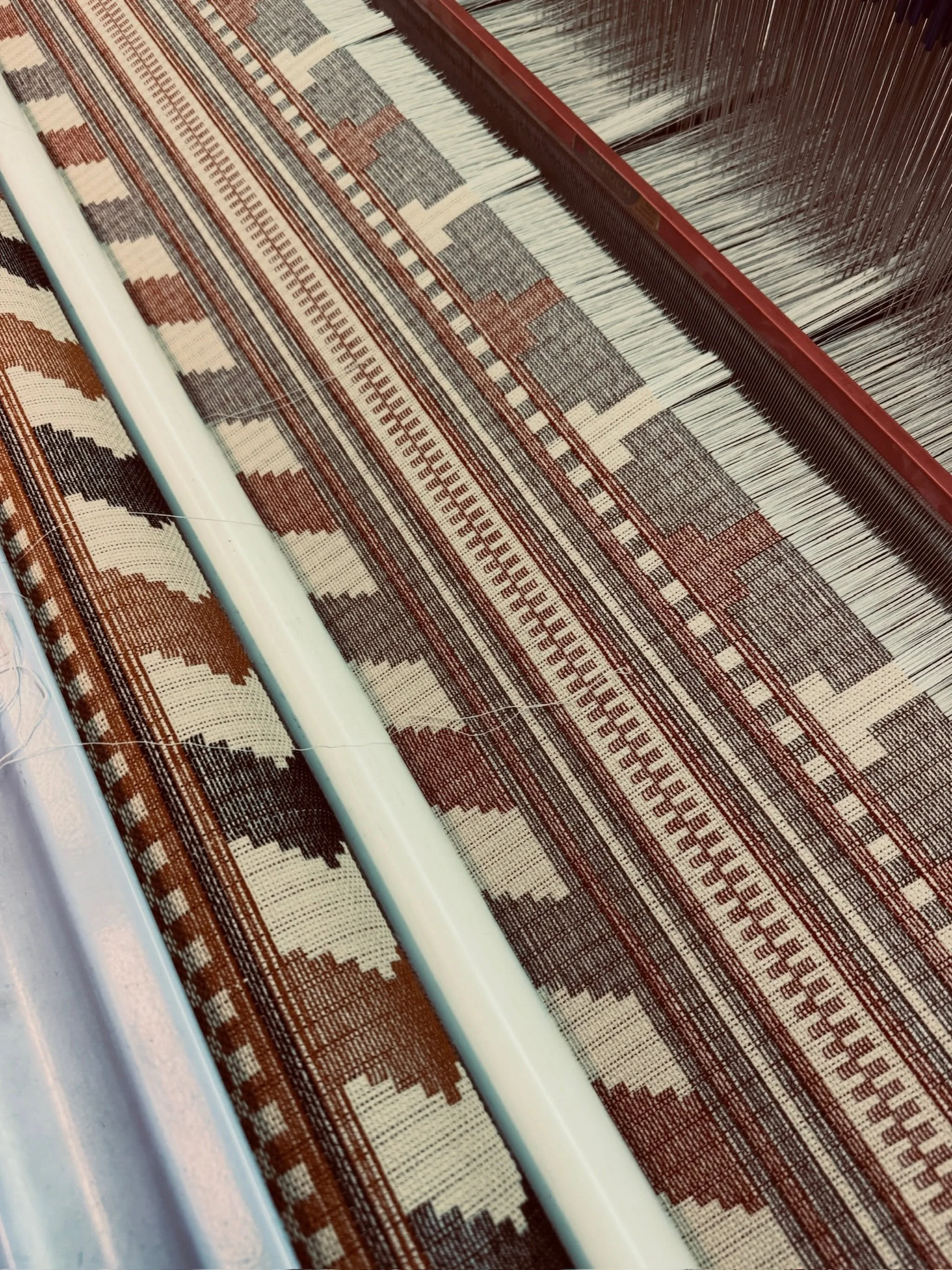 On the loom.
Recouture &Aring;kle taking shape at the local weaving mill, Grinakervev🪡