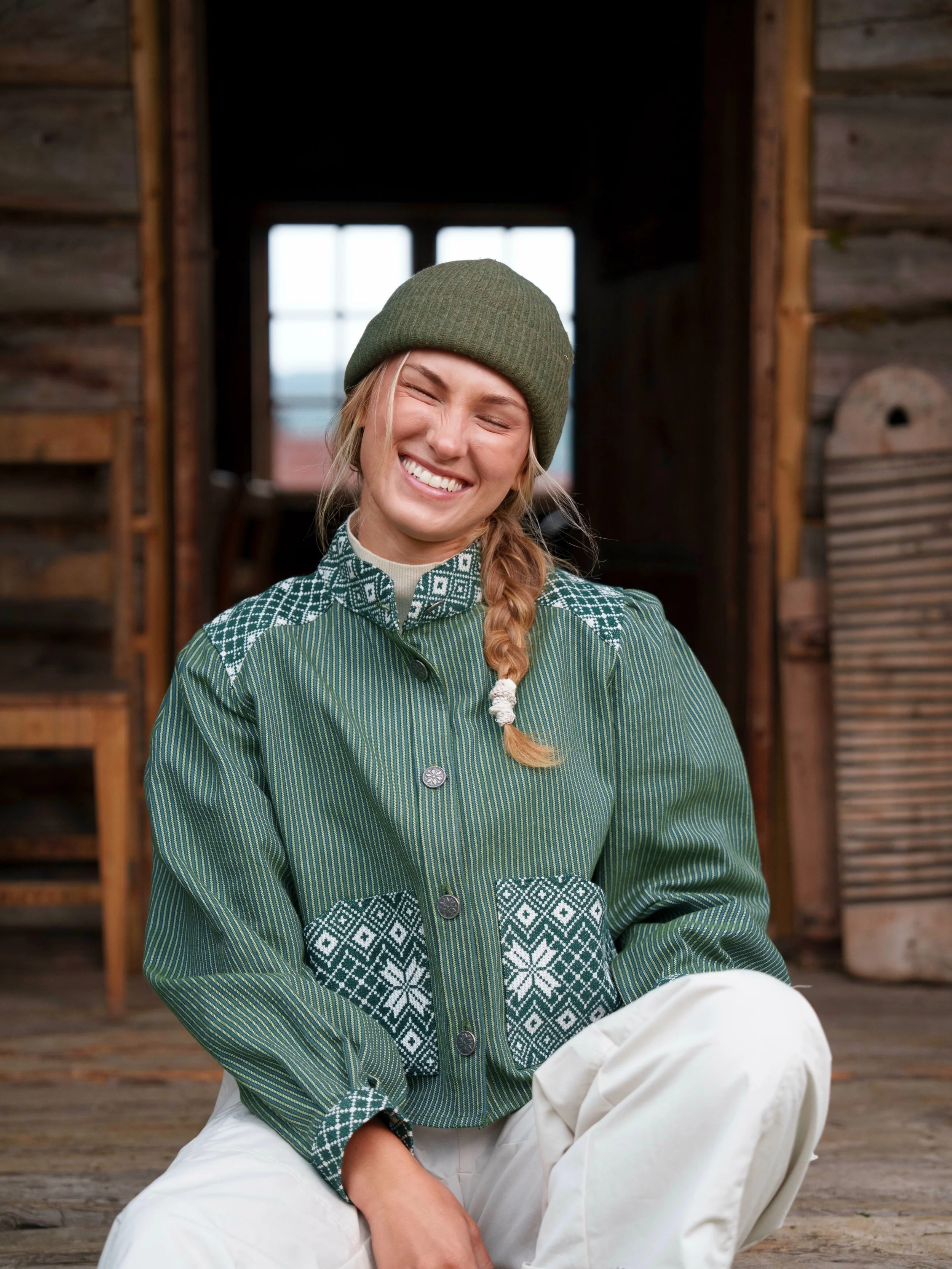 Martine in our beautiful Arv Recut jacket🪡

The jacket is made from a 4-shaft, even-sided cotton twill woven at Grinakervev in Hadeland, the Arv Recut draws inspiration from the timeless striped cotton fabric associated with the classic busserull.

