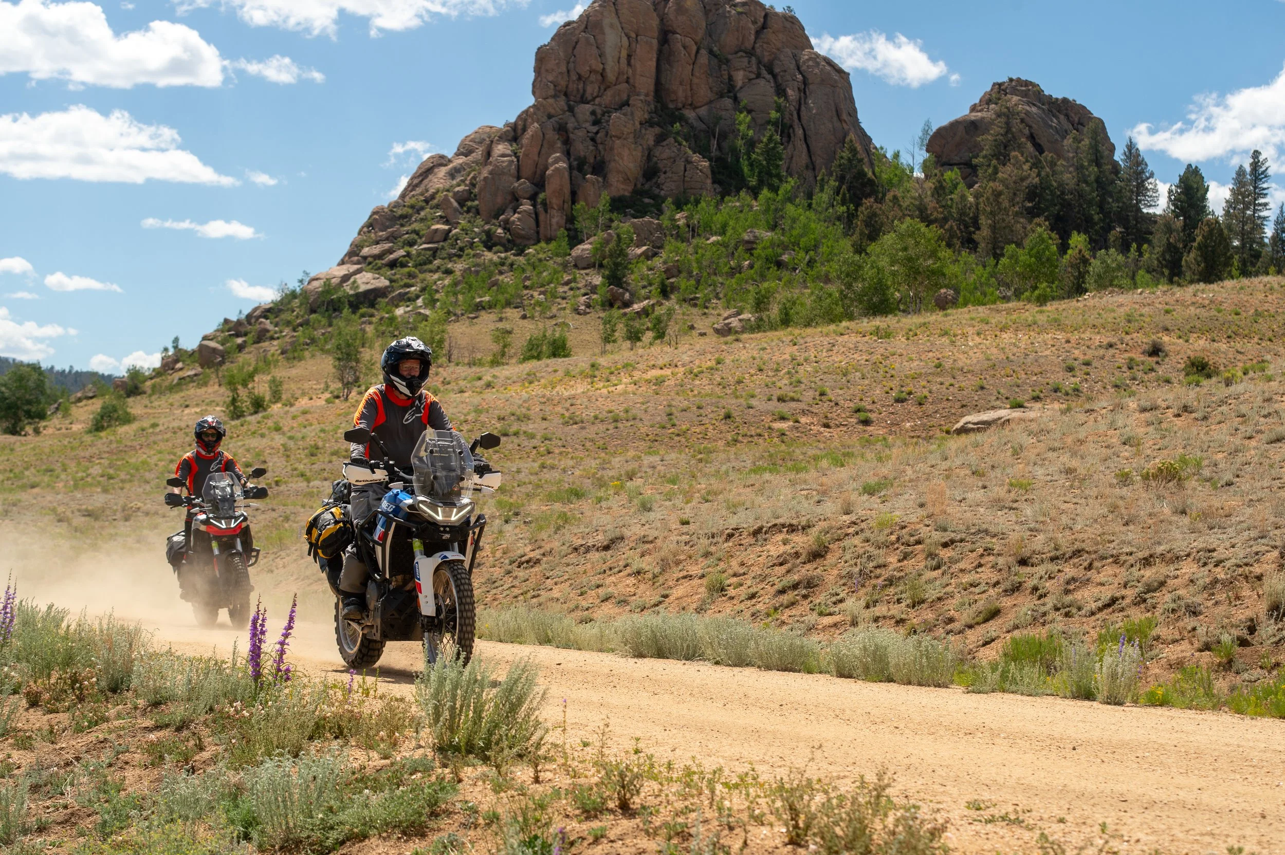 4 mIle - cool rocks while riders go past in 4 mile.jpg