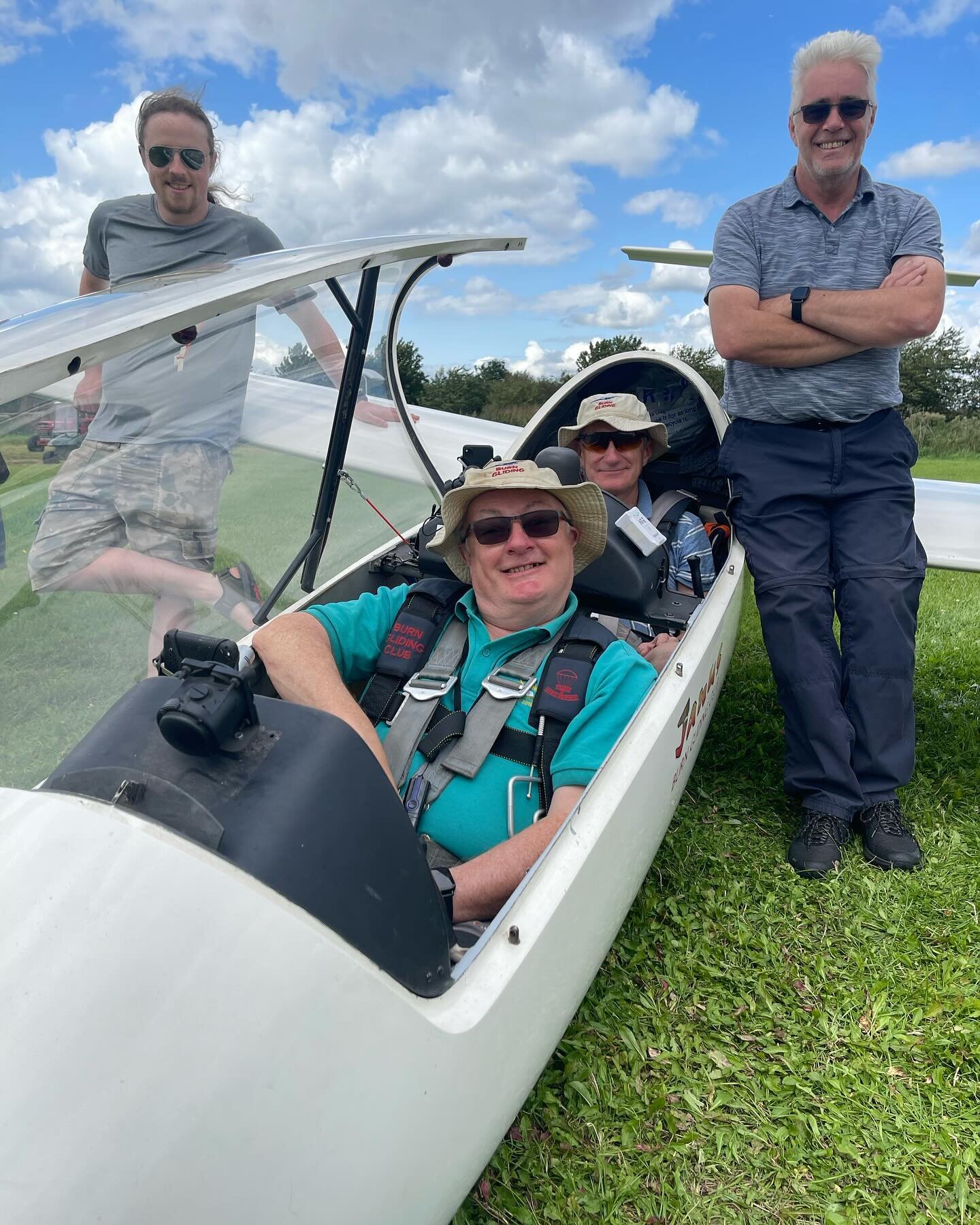 Day 1 of the 2 seater comp 2023 @woldsglidingclub. Keith and Paul setting off!