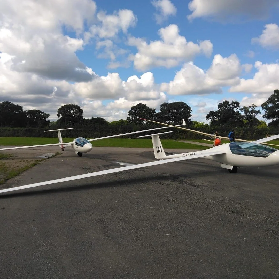 Burn GC on tour last month at Denbigh Gliding Club. Nice pair of Laks and Burn club member @kirkwood_364 K6 in the background. Thanks to @chrisgill12 #denbigh #lleweniparc #gliding #lak17 #k6 #avgeeks #aviation #wavehunting #northwales #burngcontour