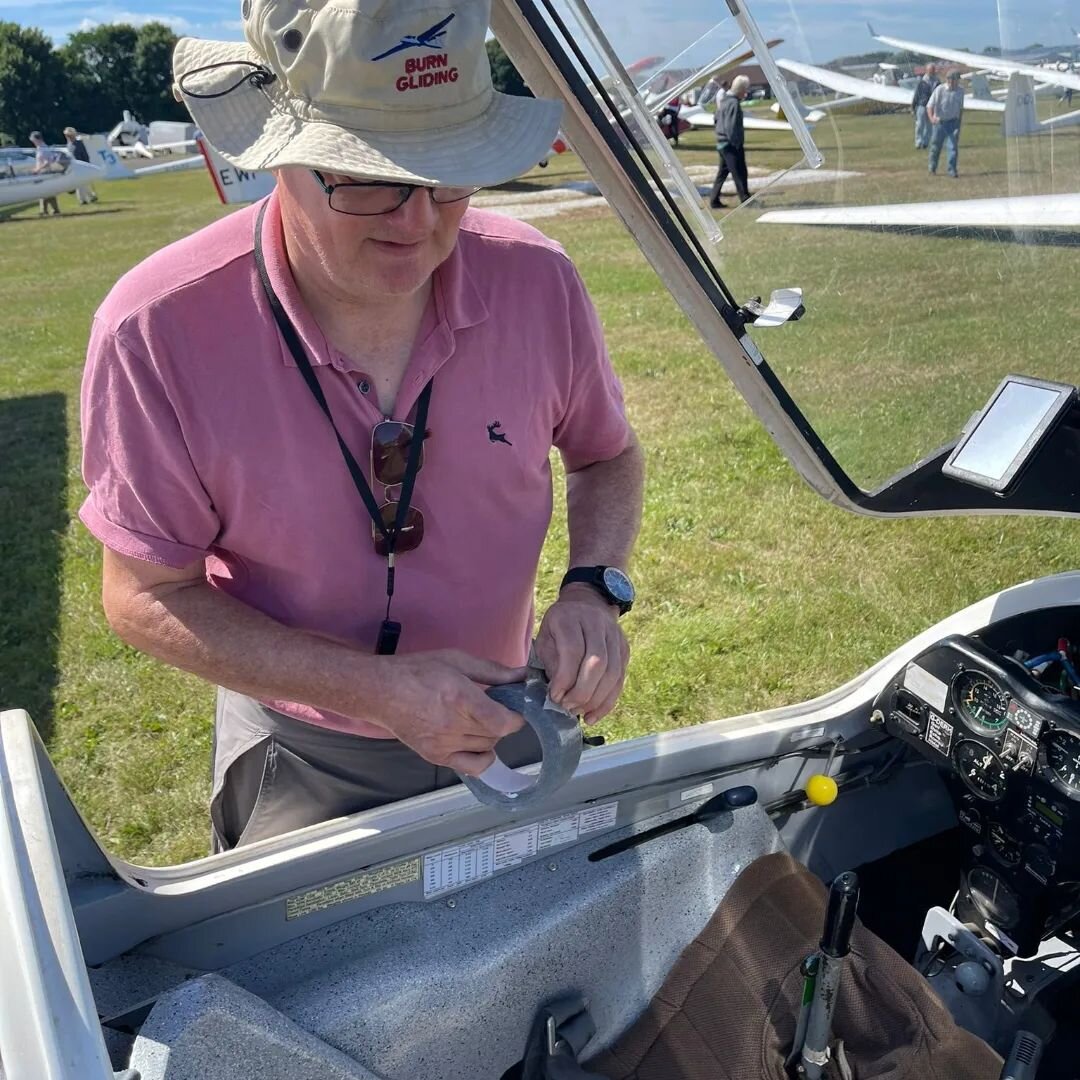 Team Burn (Keith Springate and James Kirkwood) doing final prep yesterday before start of two seater competition at #woldsglidingclub. Yesterday task and launch #goteamburn #burngc #yorkshire #gliding #gliderpilot #2seater #2seatercomp