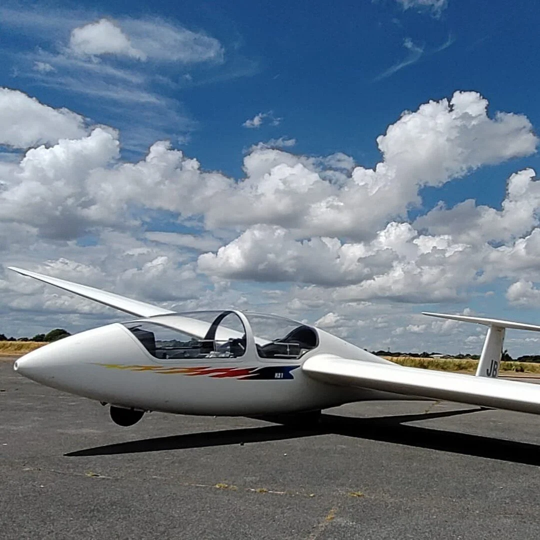 Yesterday we had a great day for gliding. Photos thanks to Instructor Alastair Mackenzie who organised some mid-week flying for a few club members. Great soaring sky's after the early morning rain. #gliding #AvGeek #NorthYorkshire #avgeeks 
@BritishG