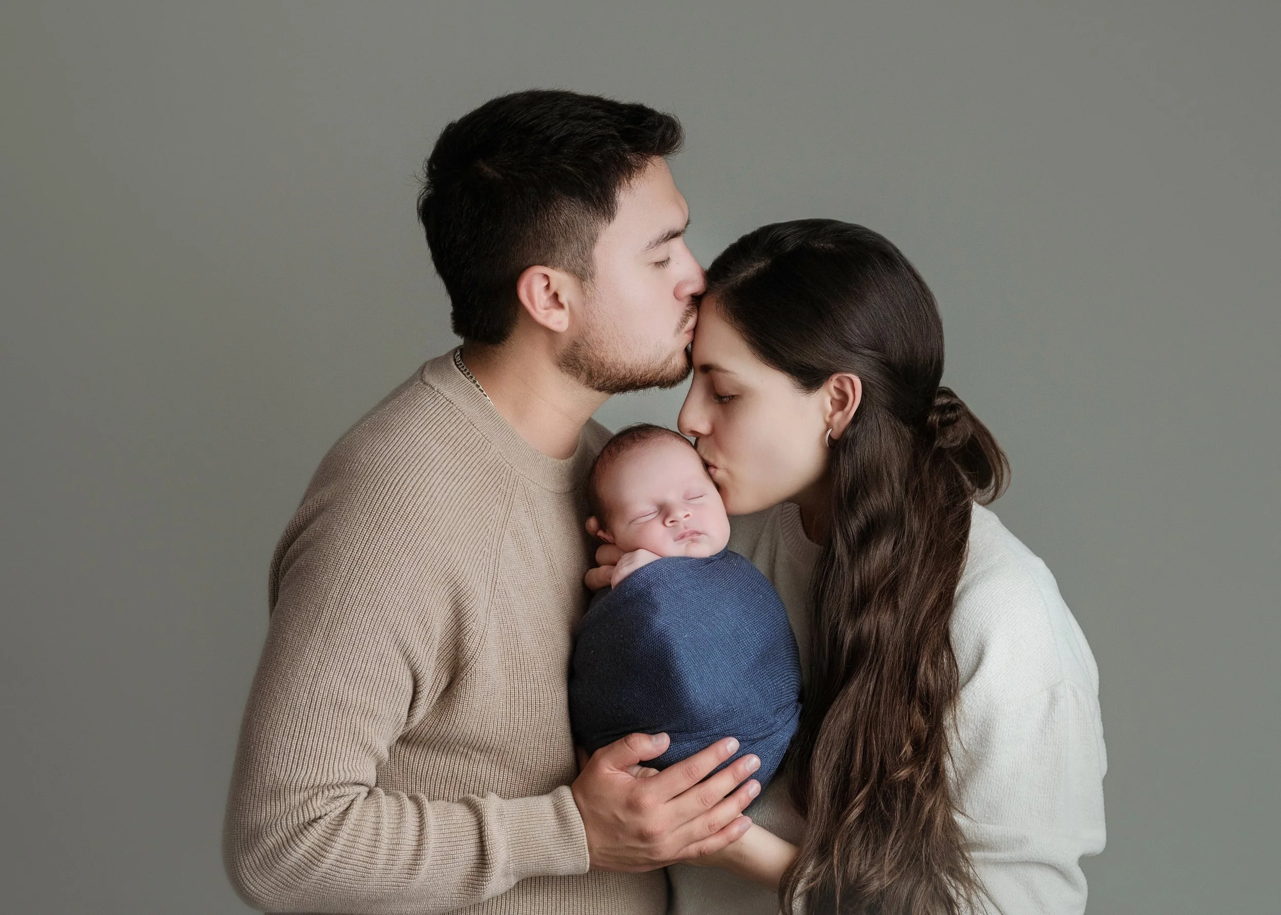 Su nueva familia, en un recuerdo para siempre. Sesión de recién nacido con Tañita.