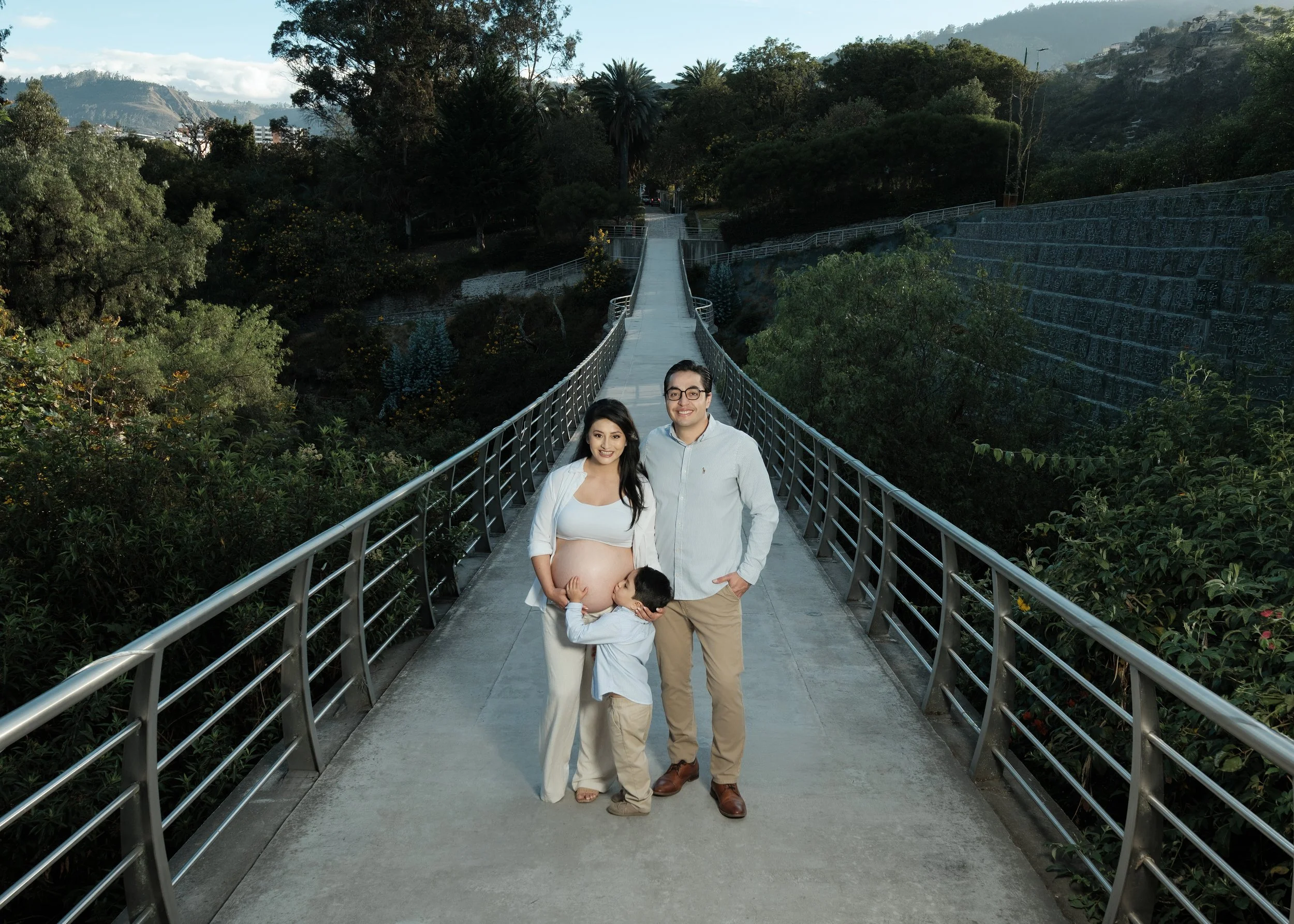 Pareja y familia en un puente durante una sesión de embarazo en Riobamba