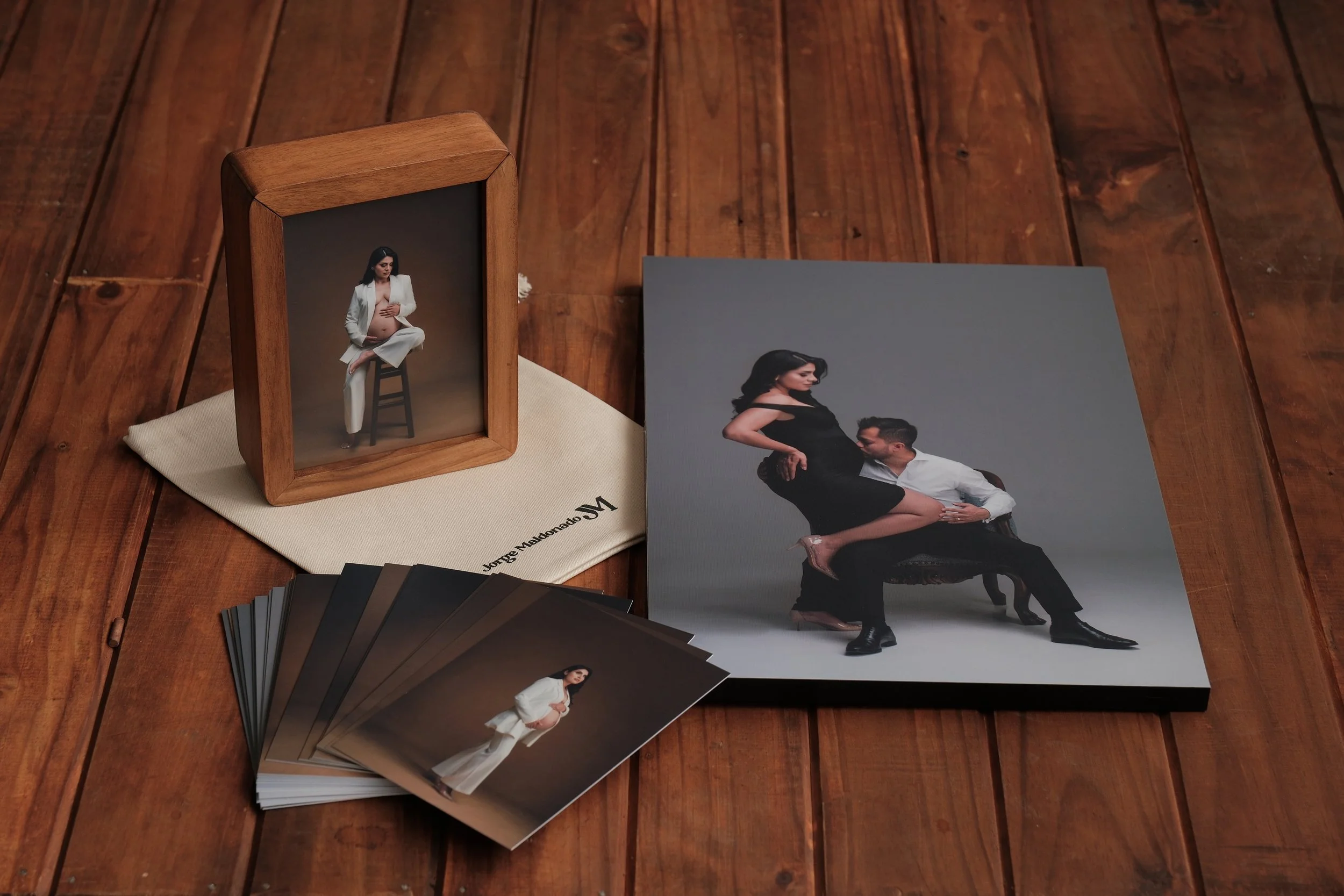 Entrega del plan Experiencia: caja portarretratos, fotografías impresas y ampliación de embarazo.