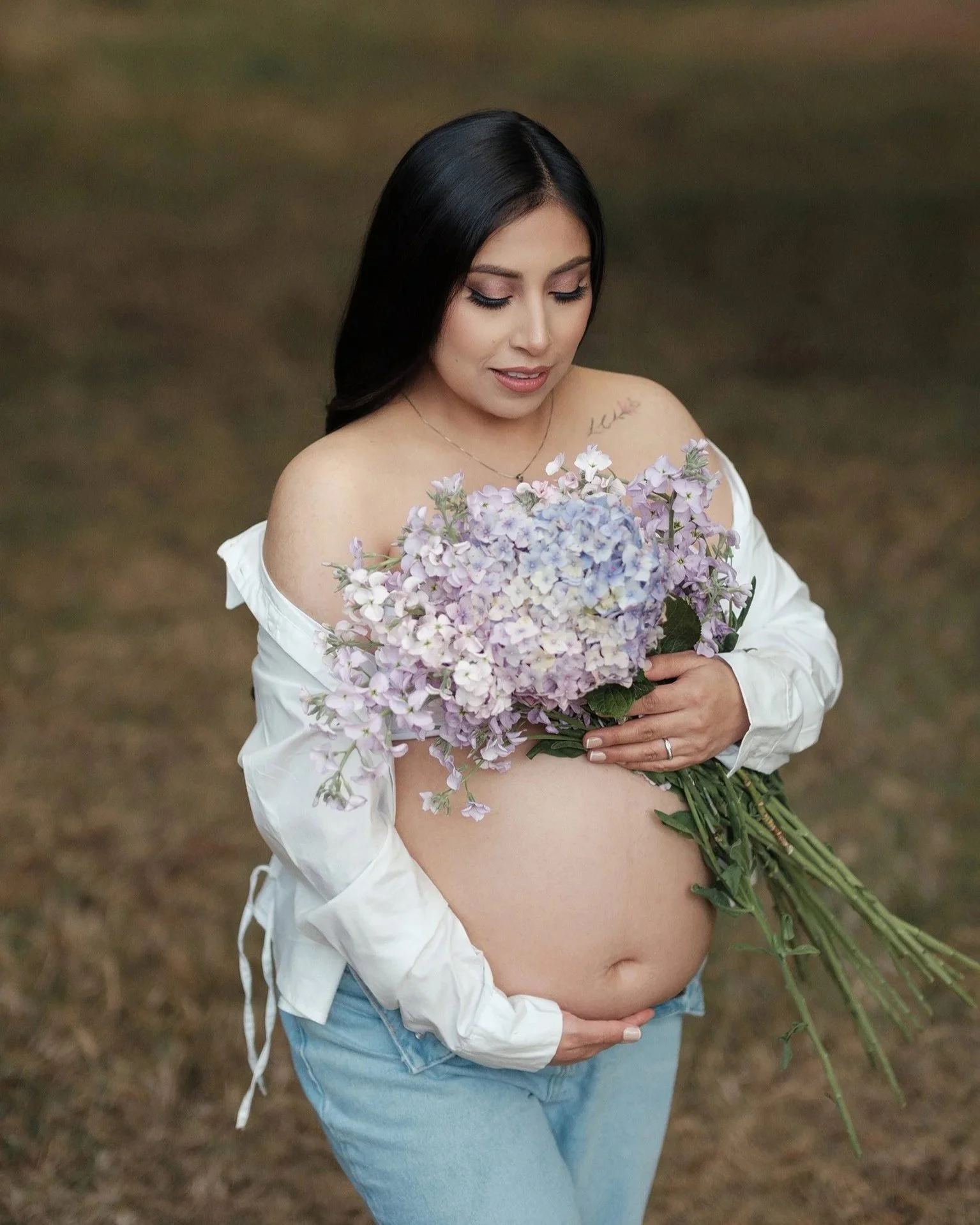 Retrato de embarazo con flores que acompaña el testimonio de Valeria Bonilla.