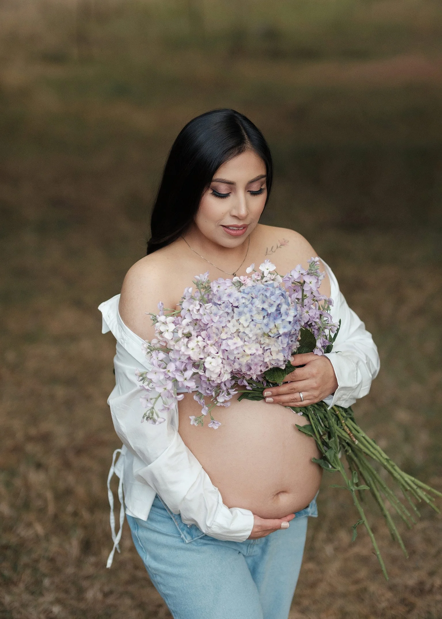 Retrato de embarazo con flores al aire libre, fotografiado por Jorge Maldonado en Riobamba.