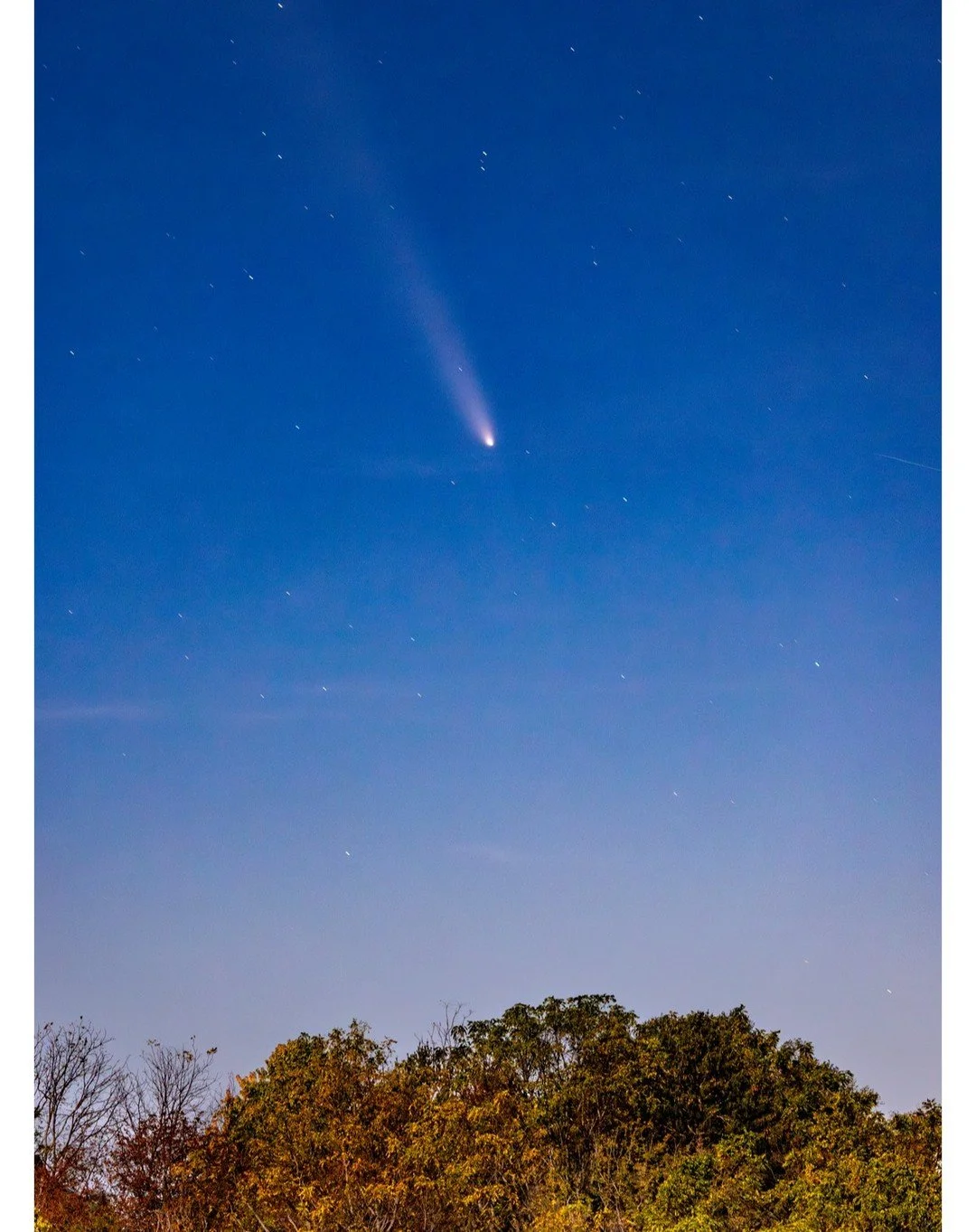 Photographed a comet 1-2 years ago, did it again this year. Comet C/2023 A3 (Tsuchinshan-ATLAS) is the official name.

Took a drive out of town to get away from any direct city lights, but the nearly full moon behind me in the east was kind of interf
