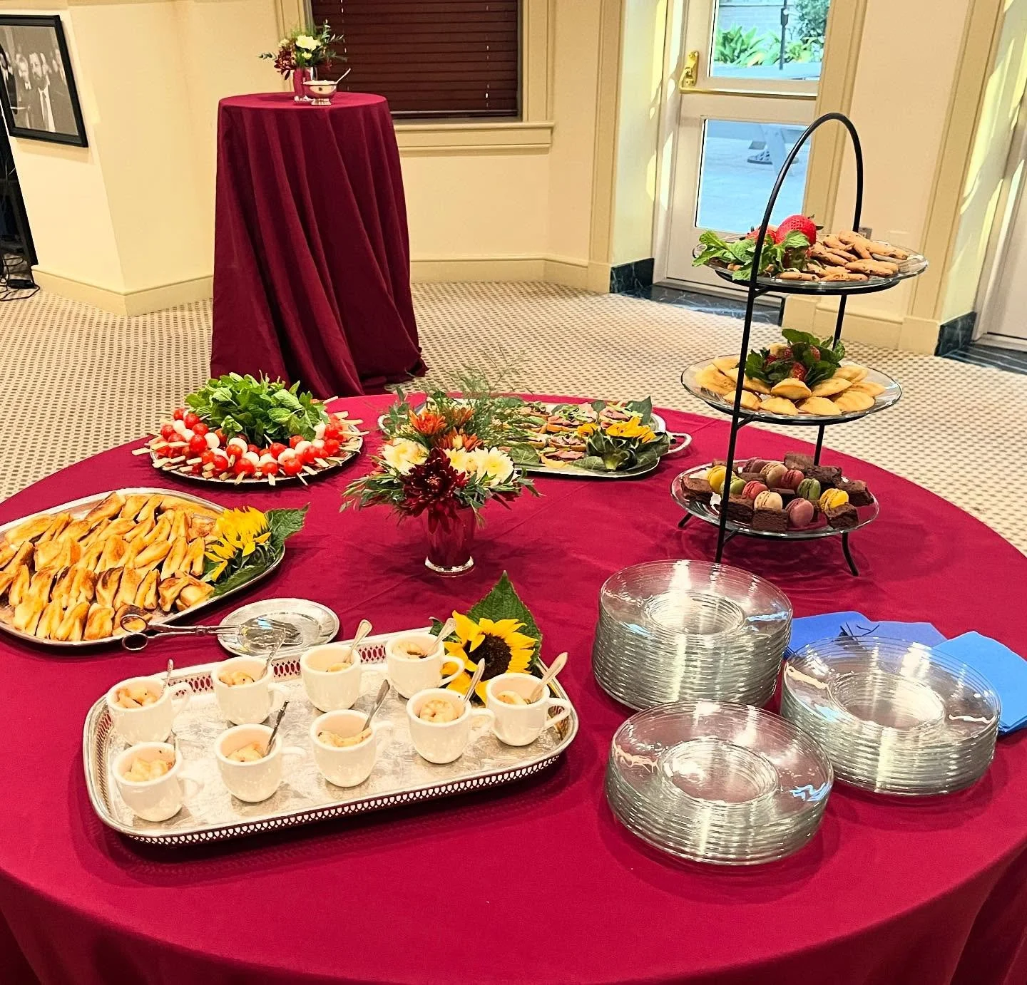 You know it’s a Party Bee event when there is shrimp and grits on the buffet and revere bowls of our Party Bee Bar Mix on the high tops alongside silver julep cups of flowers.  No matter the corporate venue, we love to bring a little elegant So