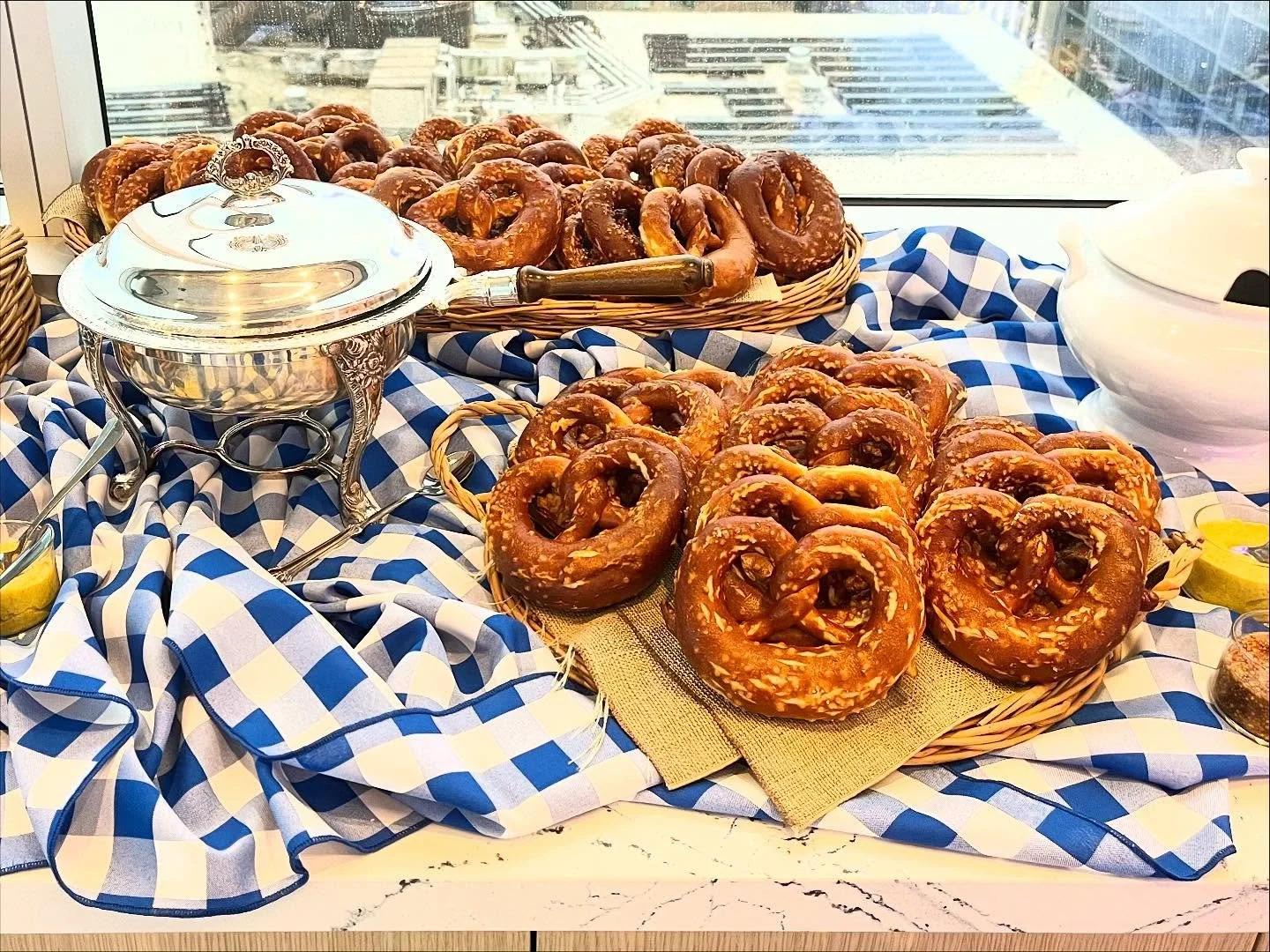 Oktoberfest season is upon us.  This corporate gathering featured Laugen pretzels, German chocolate cake, beer steins and sunflowers along with, of course, bratwursts of all flavors on homemade buns. It is always a delight to work with our local Arli