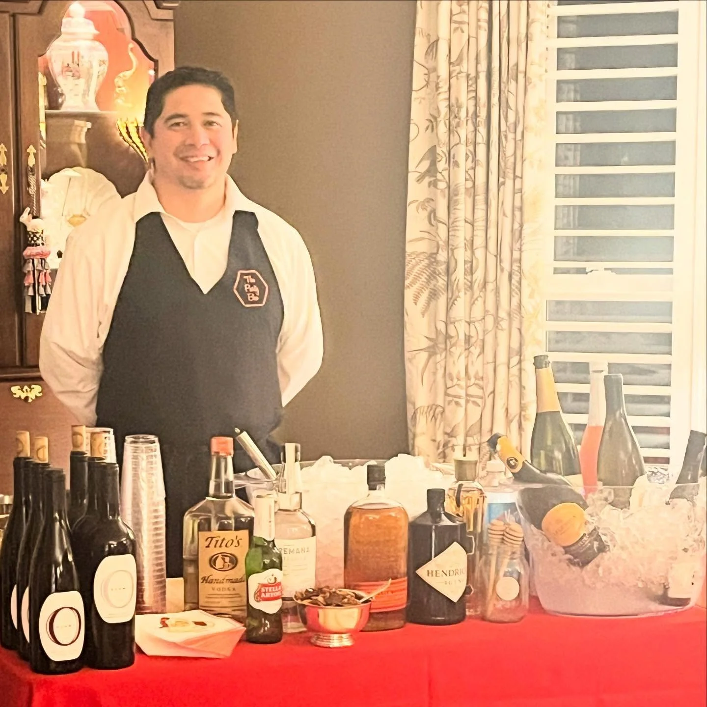 Service with a smile at this fully tended open bar last night. We provide all the mixers and garnishes and coordinate with our partner @sherrysliquordc for delivery of all the liquor, wine and beer for our events. This allows the hostess to customize