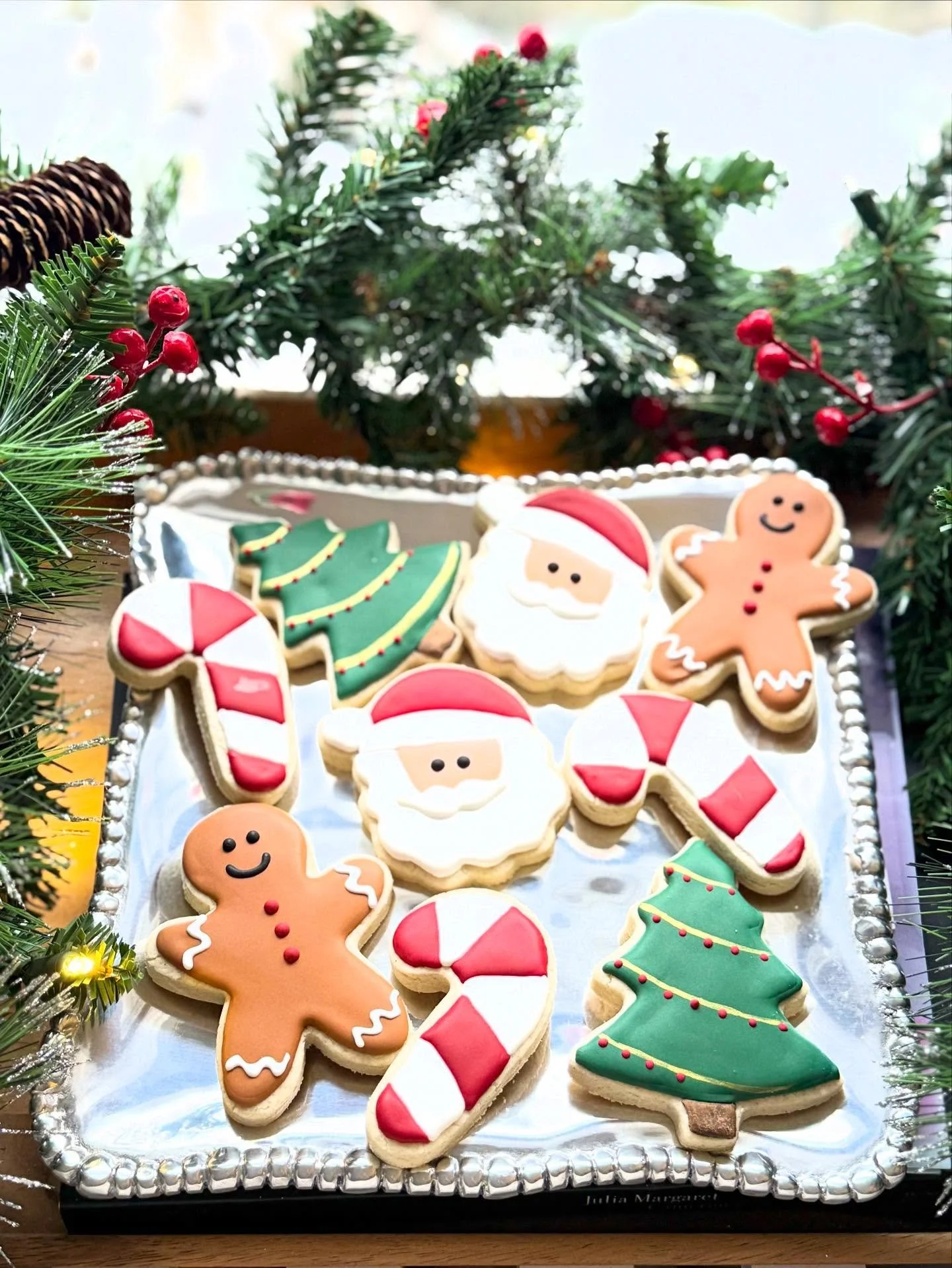 Loving these holiday cookies from @caseyscookiesandcakes