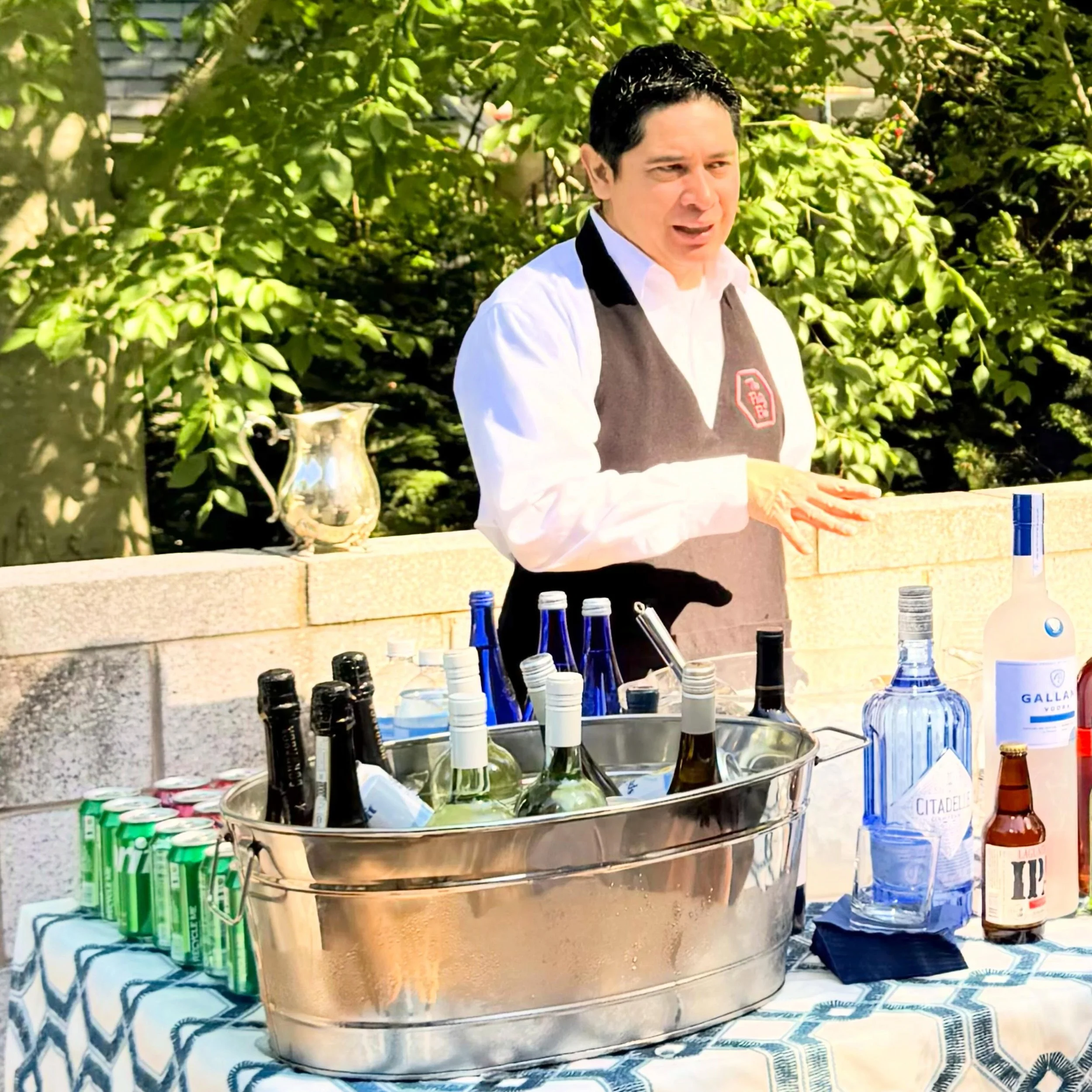 Service with a smile behind a tended bar dressed with custom linens from @selecteventgroup