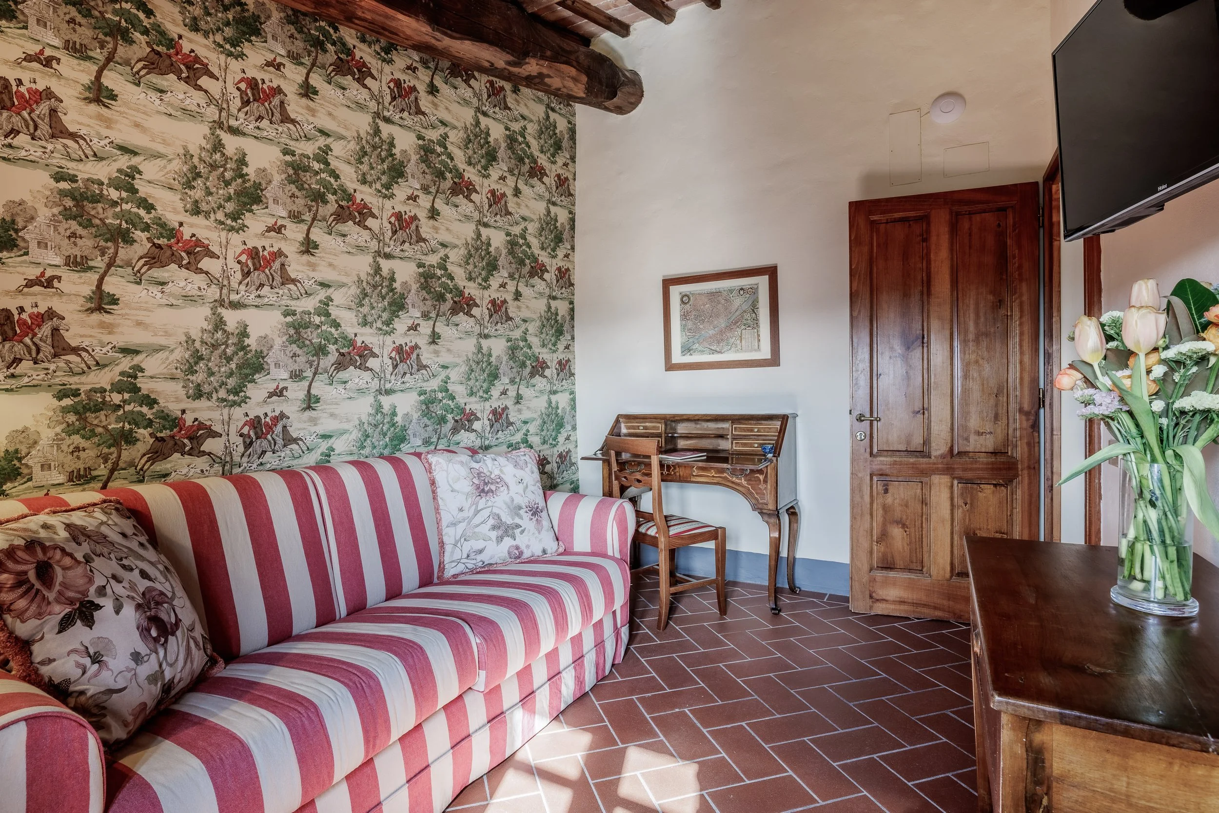 Borgo Vescine - upscale hotel that provides a free breakfast buffet, an attached winery, a poolside bar, two on-site restaurants, free in-room WiFi, rooftop terrace, wedding service. Siena. Italy