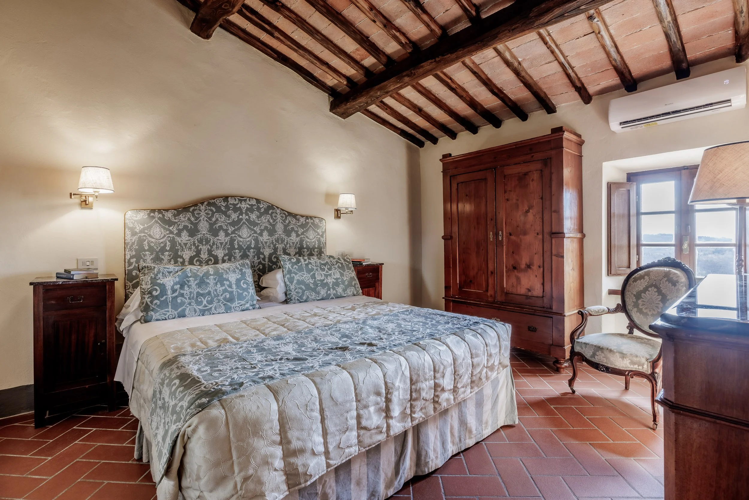Borgo Vescine - upscale hotel that provides a free breakfast buffet, an attached winery, a poolside bar, two on-site restaurants, free in-room WiFi, rooftop terrace, wedding service. Siena. Italy