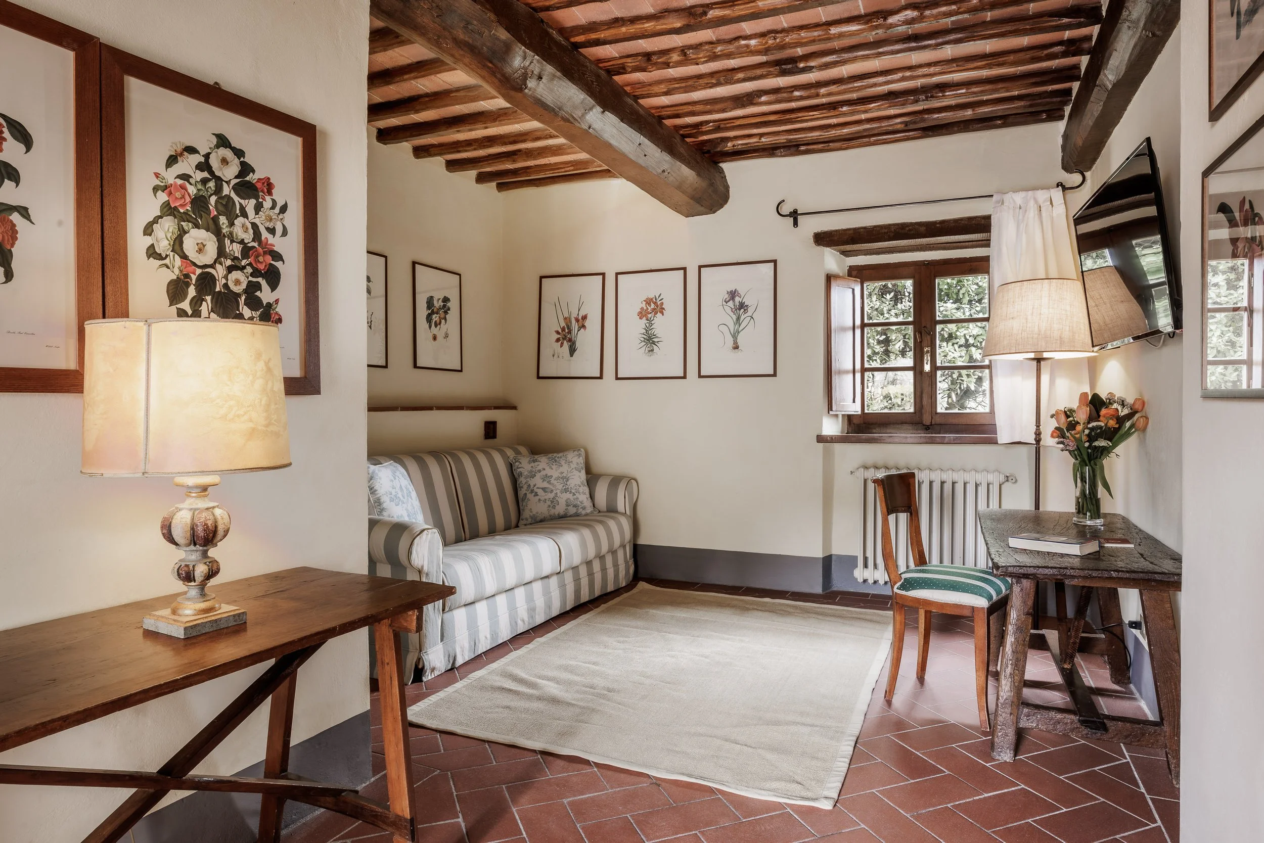 Borgo Vescine - upscale hotel that provides a free breakfast buffet, an attached winery, a poolside bar, two on-site restaurants, free in-room WiFi, rooftop terrace, wedding service. Siena. Italy
