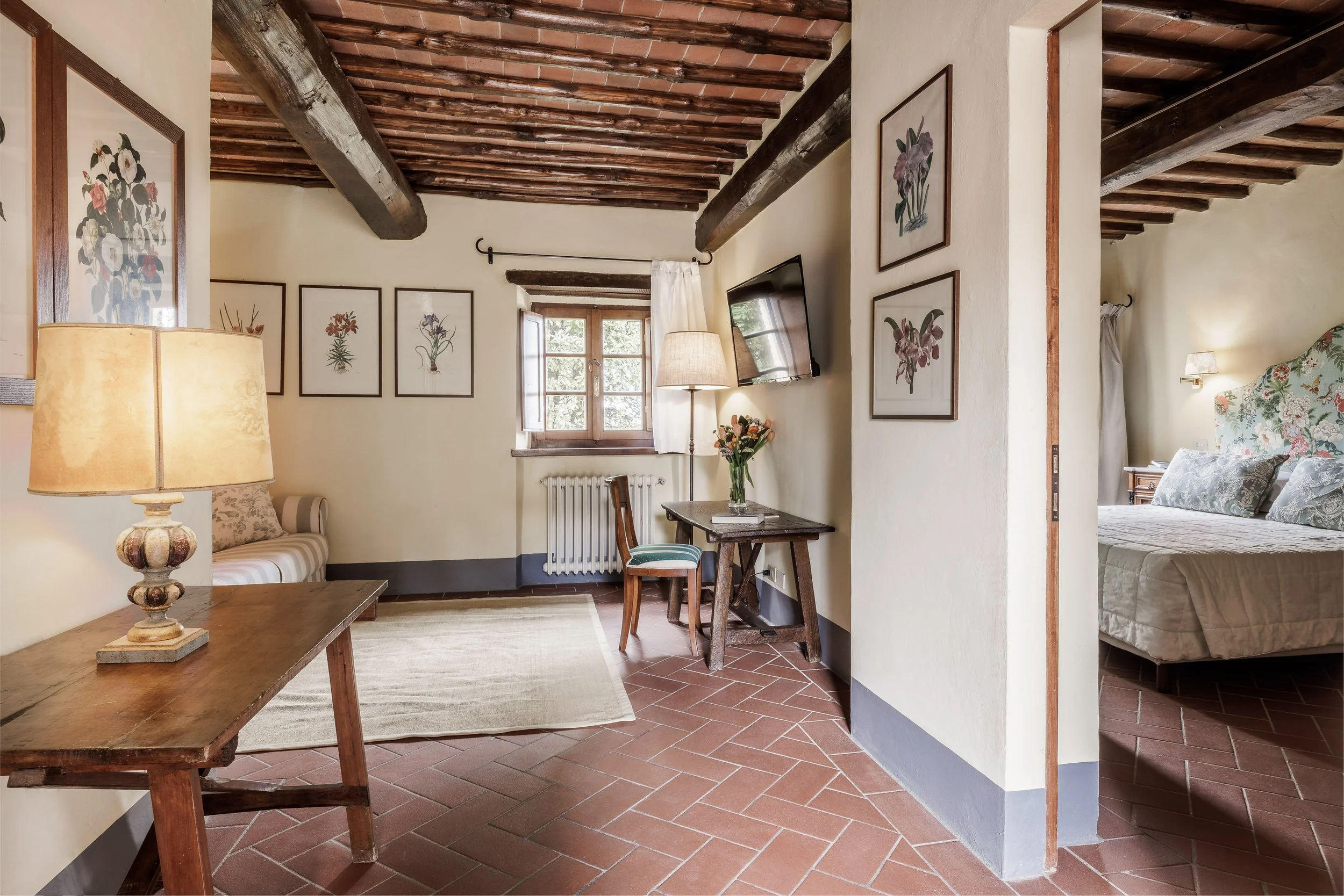 Borgo Vescine - upscale hotel that provides a free breakfast buffet, an attached winery, a poolside bar, two on-site restaurants, free in-room WiFi, rooftop terrace, wedding service. Siena. Italy
