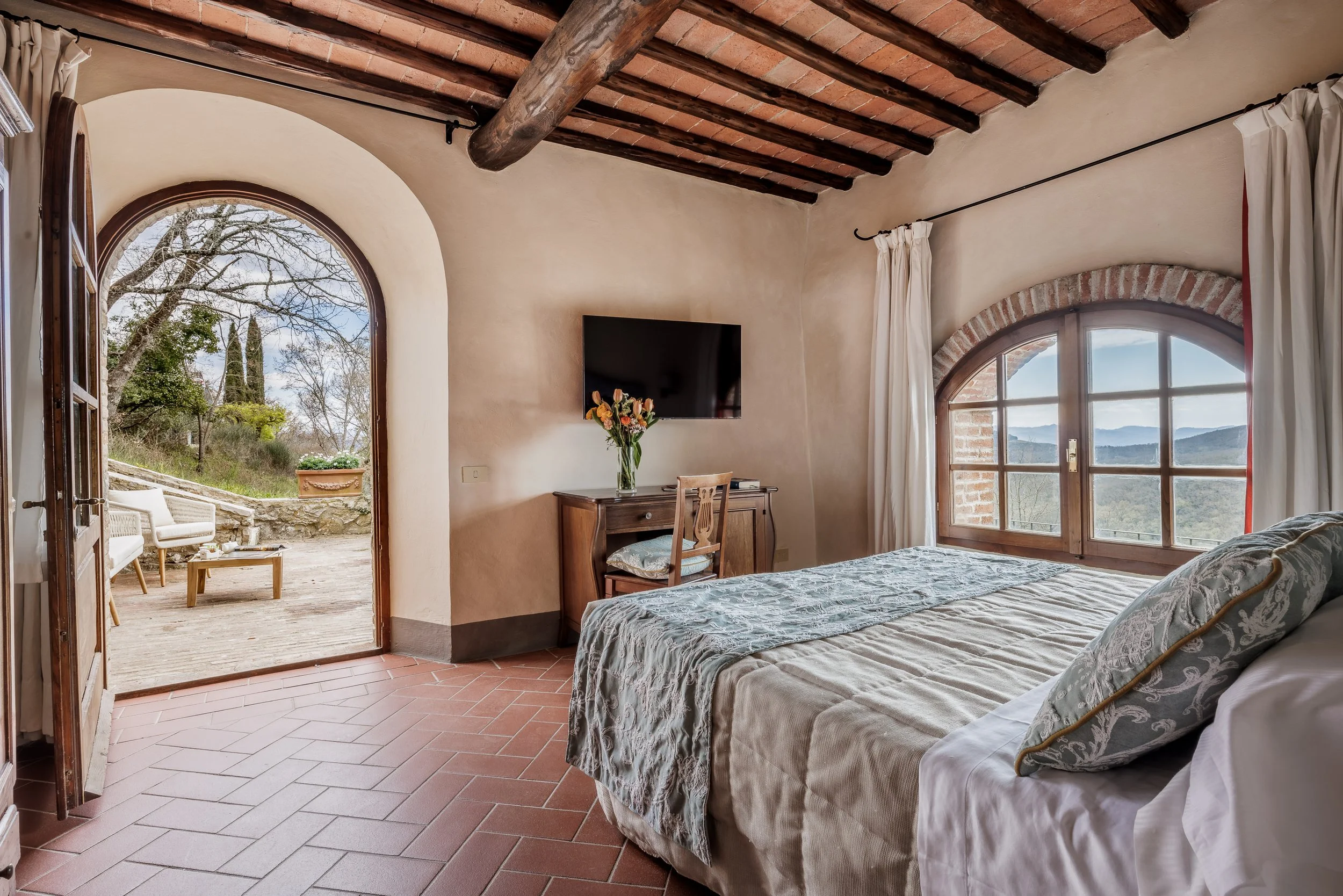 Borgo Vescine - upscale hotel that provides a free breakfast buffet, an attached winery, a poolside bar, two on-site restaurants, free in-room WiFi, rooftop terrace, wedding service. Siena. Italy