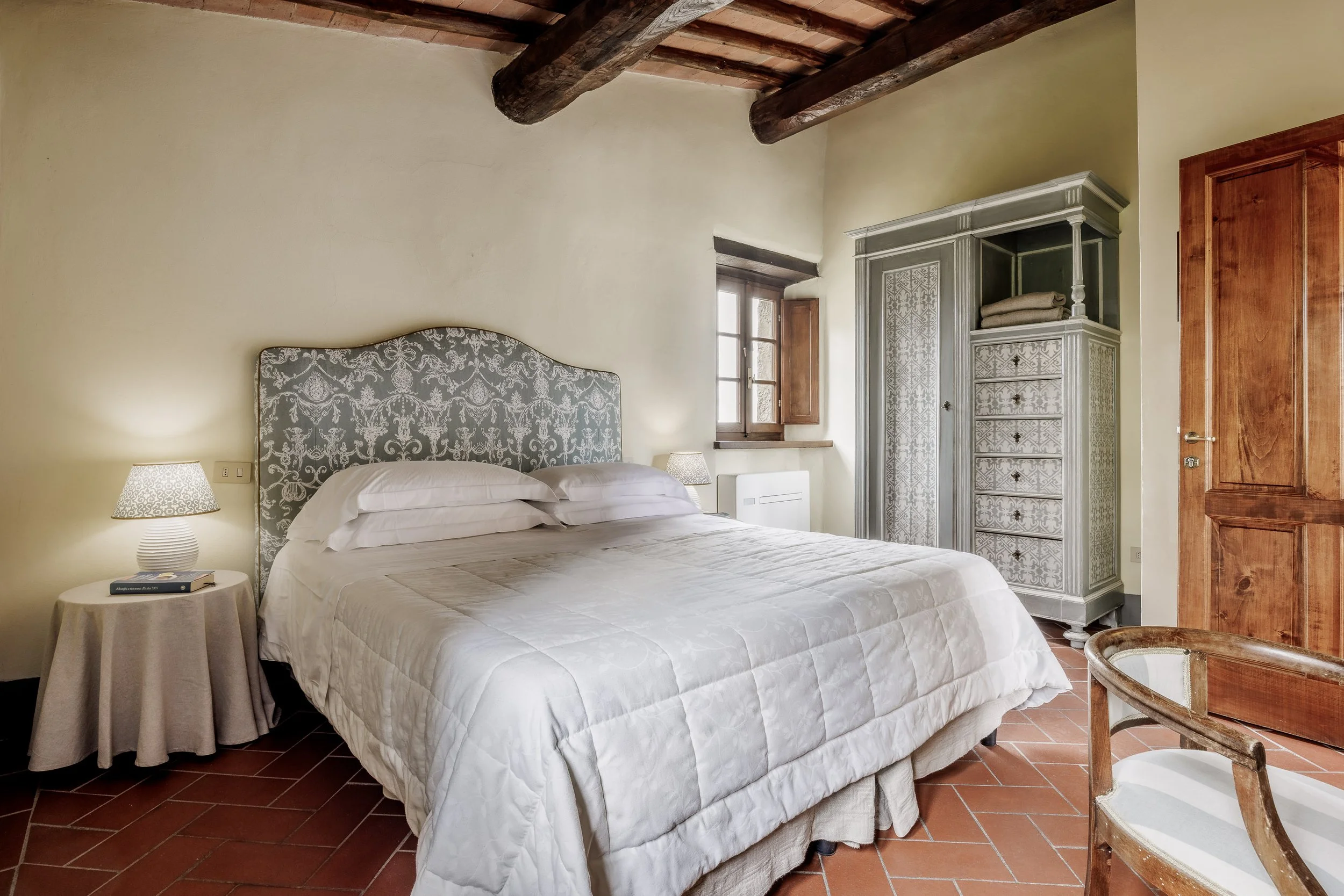 Borgo Vescine - upscale hotel that provides a free breakfast buffet, an attached winery, a poolside bar, two on-site restaurants, free in-room WiFi, rooftop terrace, wedding service. Siena. Italy