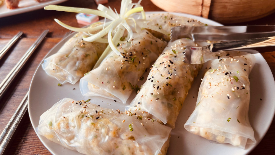 Shrimp and cabbage spring rolls
