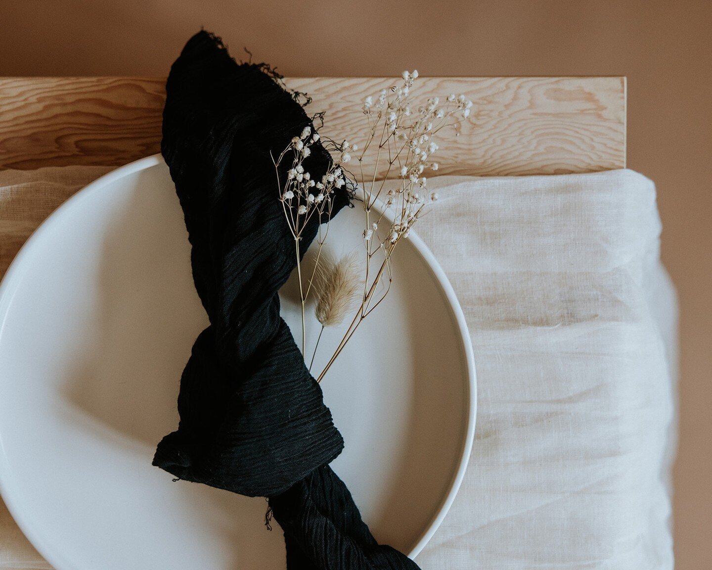 Sleek. Simple. Black linens 🖤

#eventrentals #eventdesign #eventdecor #decor #decorideas #eventinspo  #weddinginspo #dinnerparty #tabledecor #tablescape #tablesetting #linens #black #blacklinens
