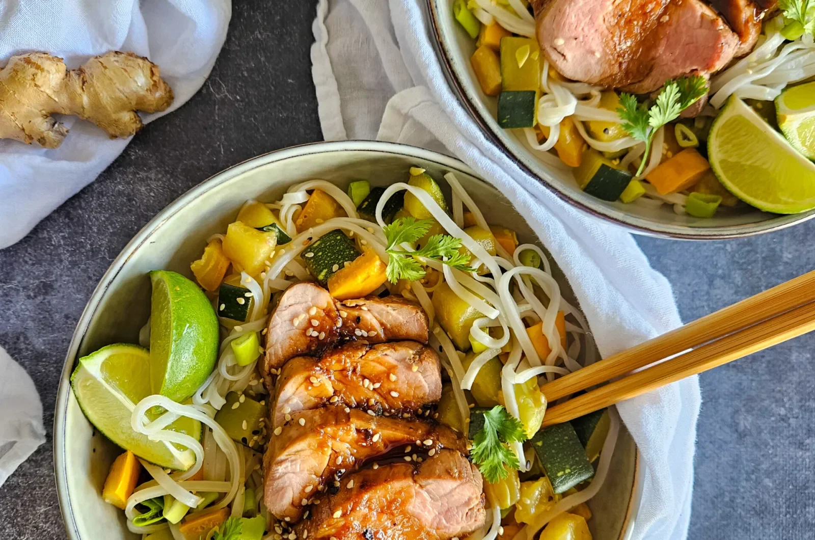 Salade tiède au porc asiatique