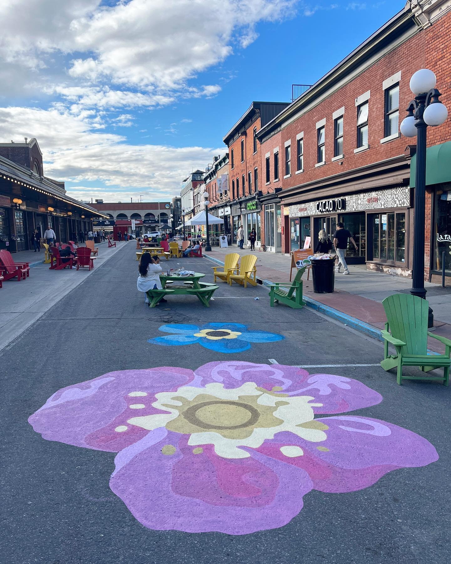 Rainbow flowers + rainbow furniture = multiple funky photo ideas for your next visit to the Byward Market!

#mural #muralart #murals #ottawa #ottawaartist #ottawaart #bywardmarketottawa #bywardmarket #flowermural #floralmural #roadmural #rainbow #rai