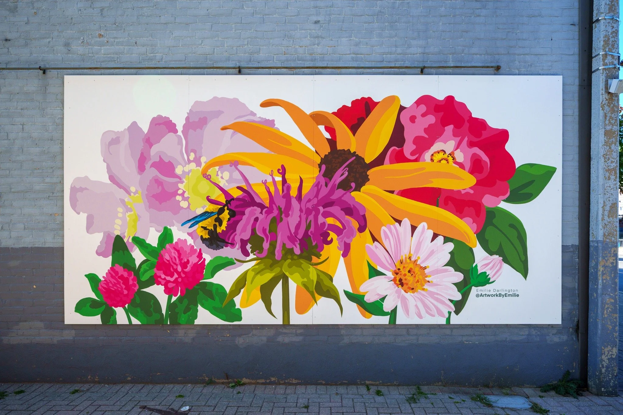 Another project close to my heart with @portelginbia &amp; @saugeenshoreson !

🌼 Pollinator&rsquo;s Paradise
🐝 8ft x 16ft Vinyl Mural
📍 613 Goderich Street, Port Elgin ON 
📸 @muirgenphoto

Dipping my toes in vinyl murals and digital illustrations