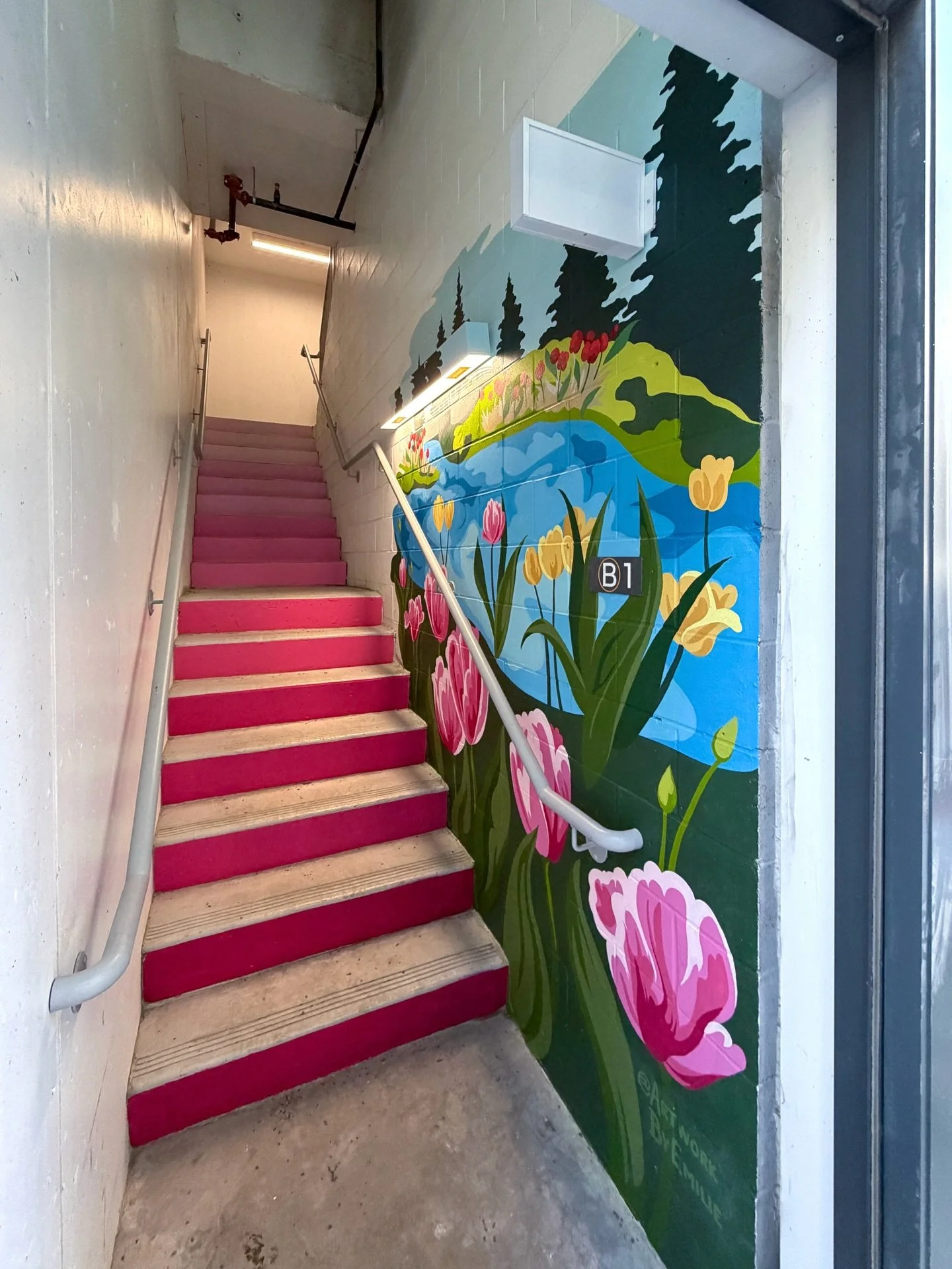 A closer look at the spring tulips for @releveottawa 🌷

This season mural series was so fun! I&rsquo;m a sucker for florals so spring miiiight be my favourite of the four Ottawa themed murals, but it&rsquo;s a hard choice &mdash; I really exploring 